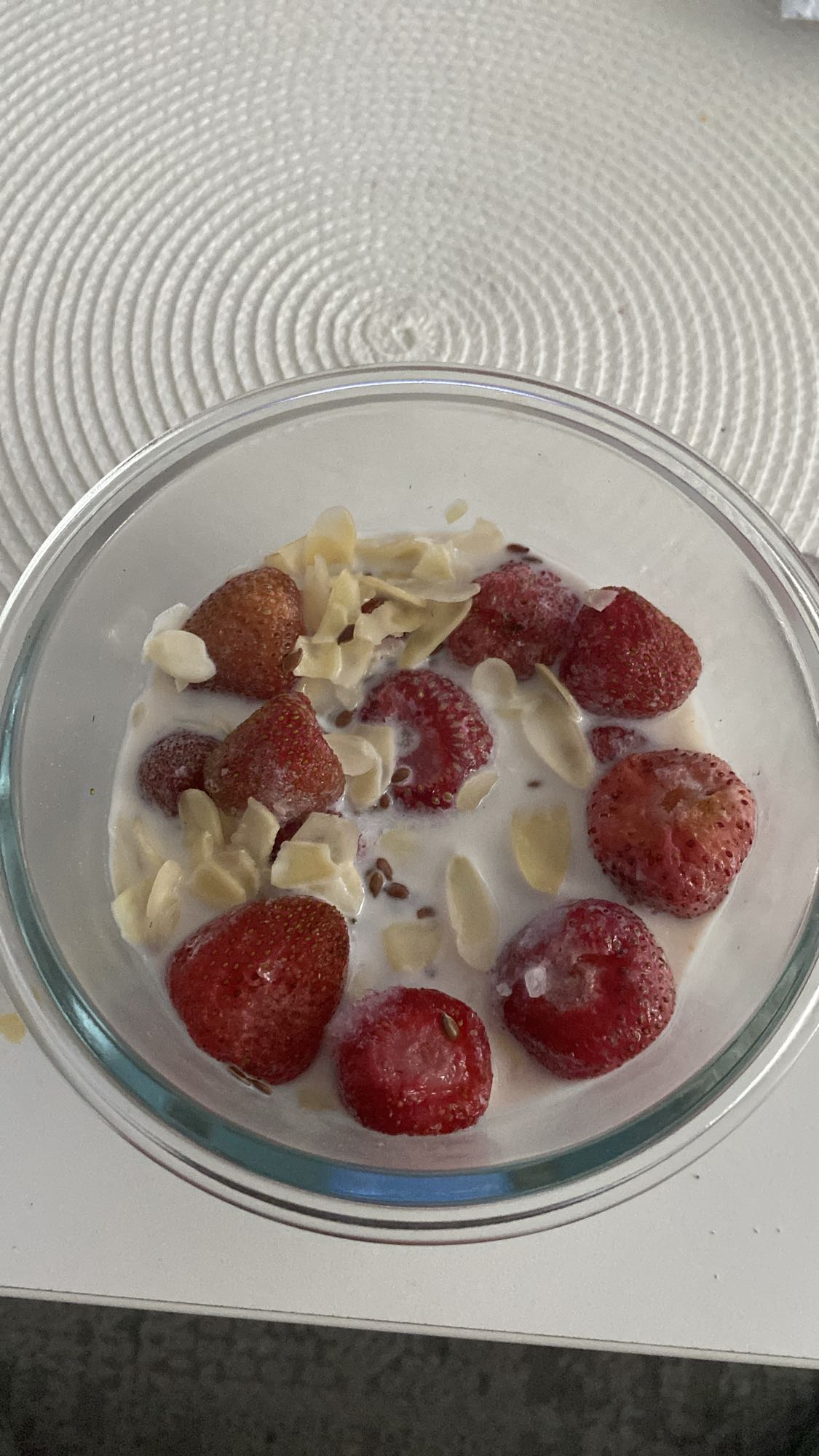 Truskawki z mlekiem i migdałami