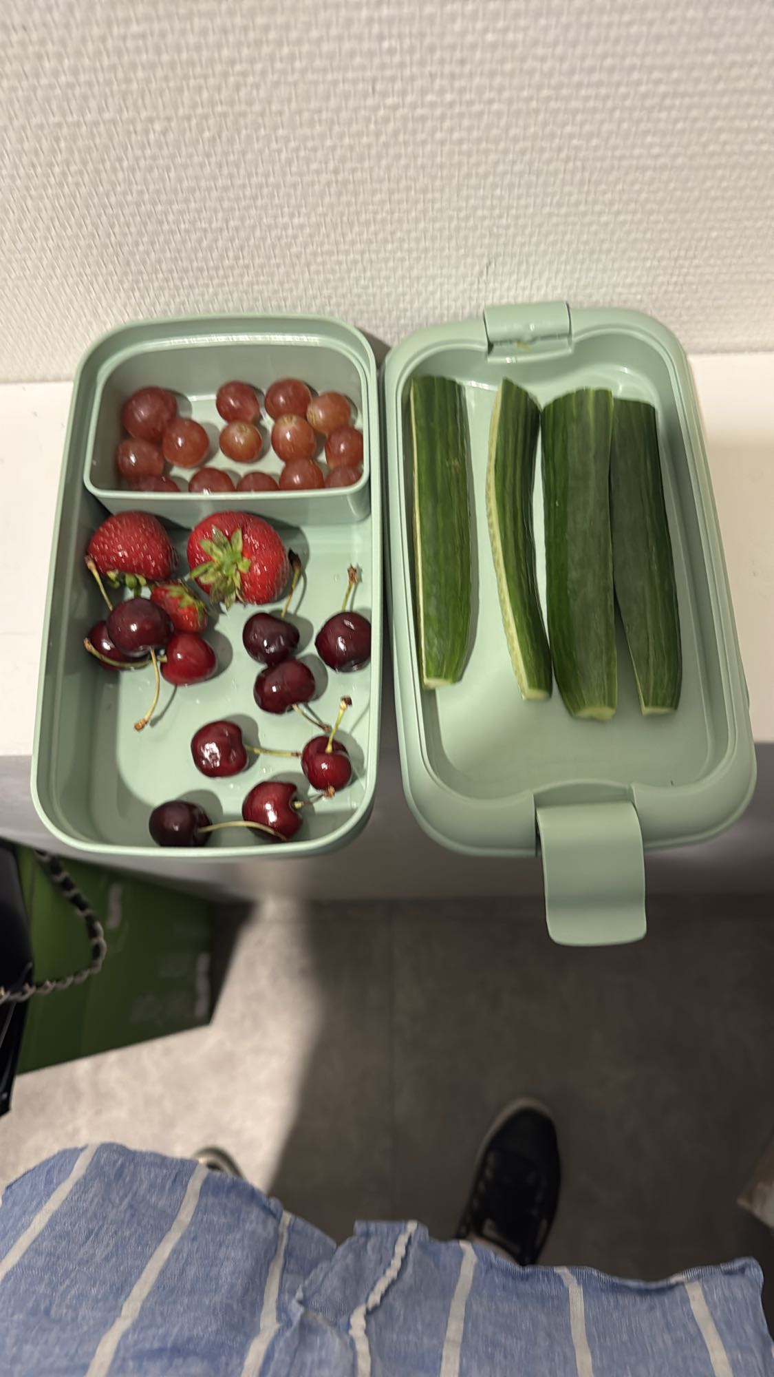 Fruit en komkommer snackbox