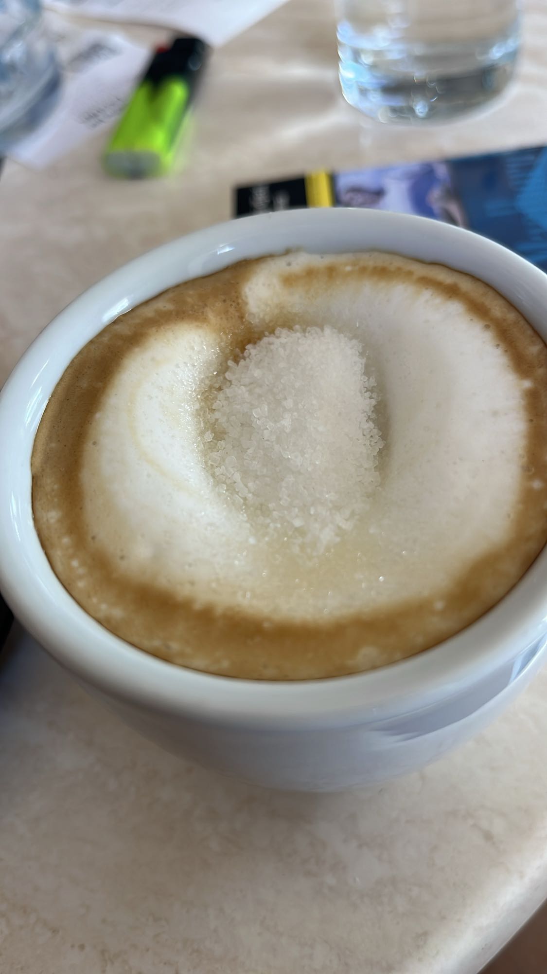 Kava s mlijekom i šećerom