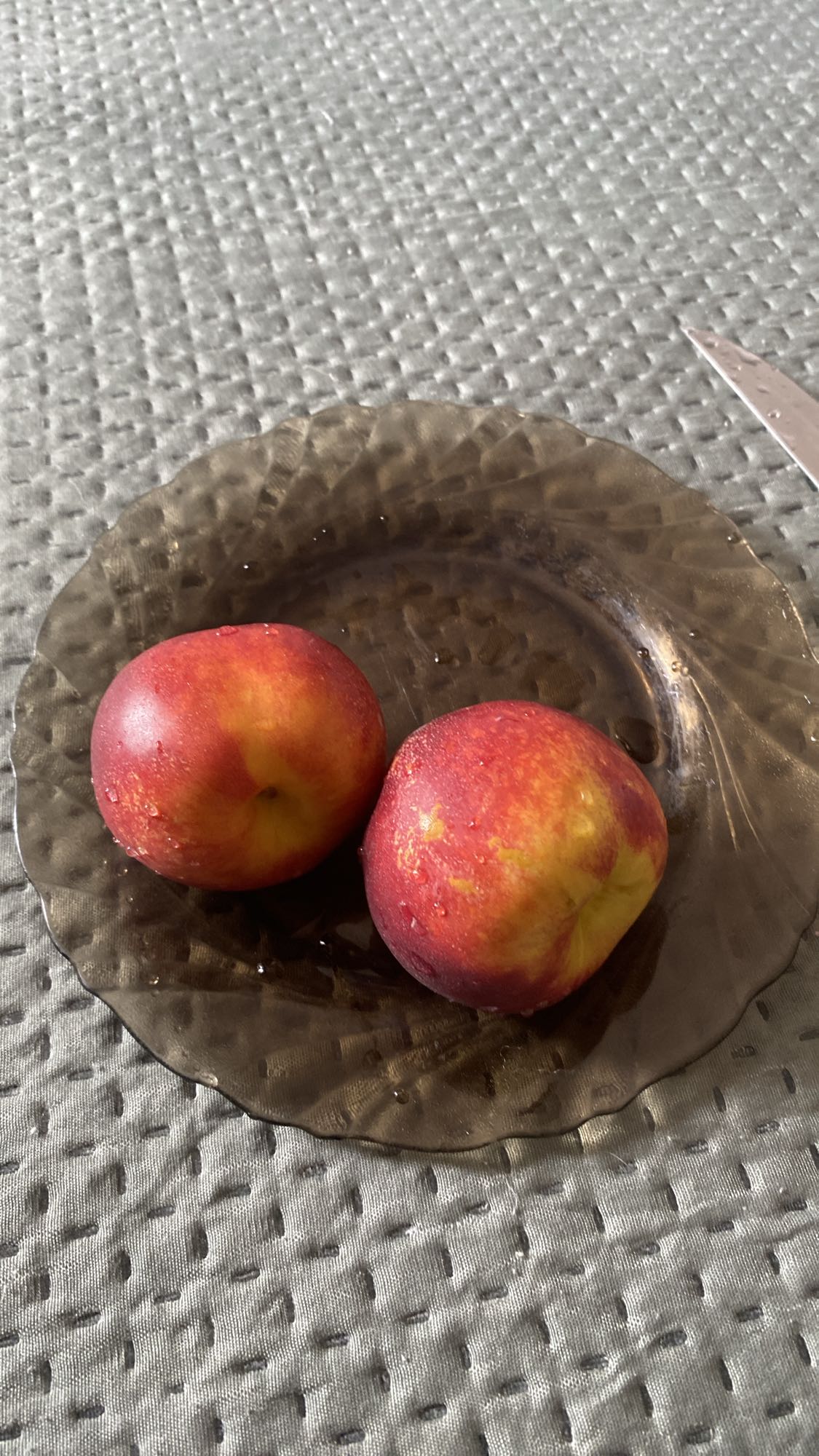 Două nectarine proaspete