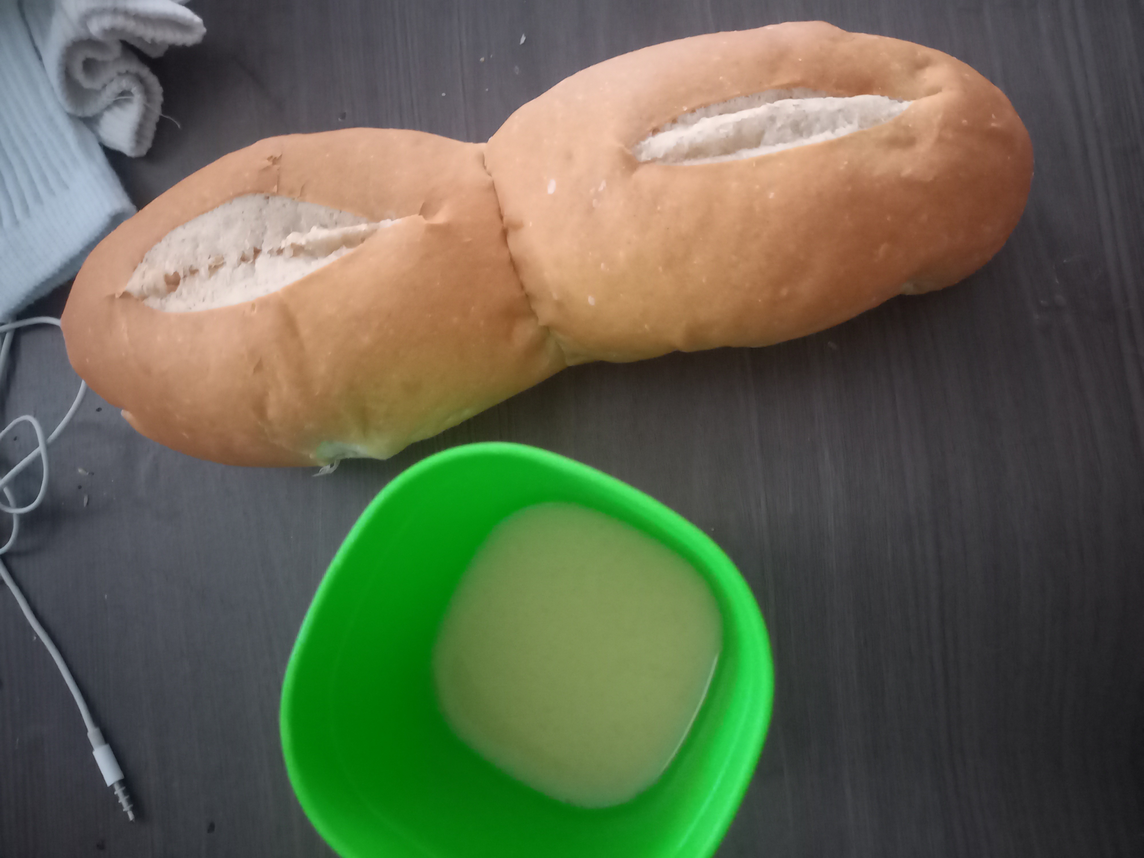 Pan blanco y bebida dulce