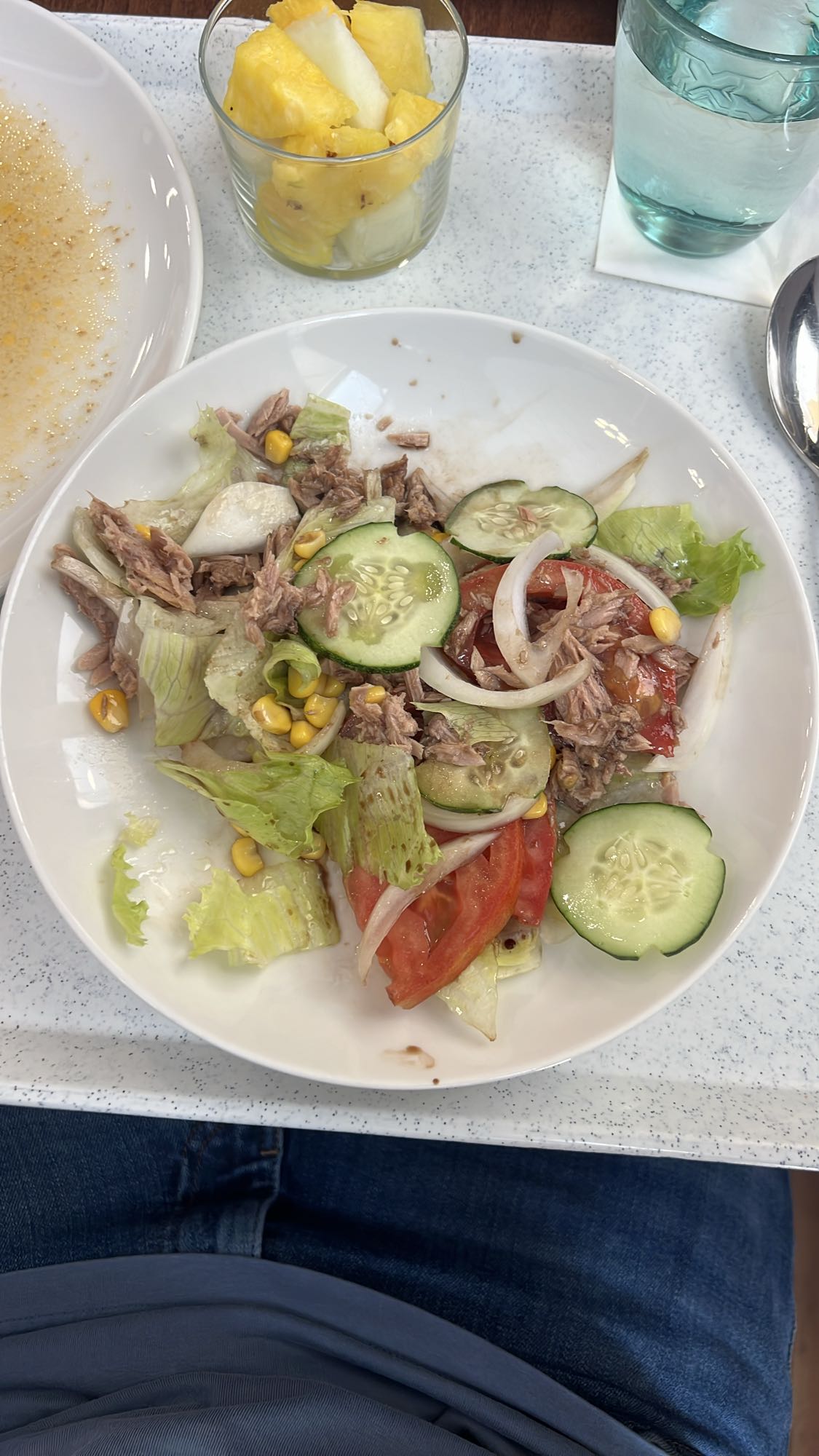 ensalada con atún y fruta