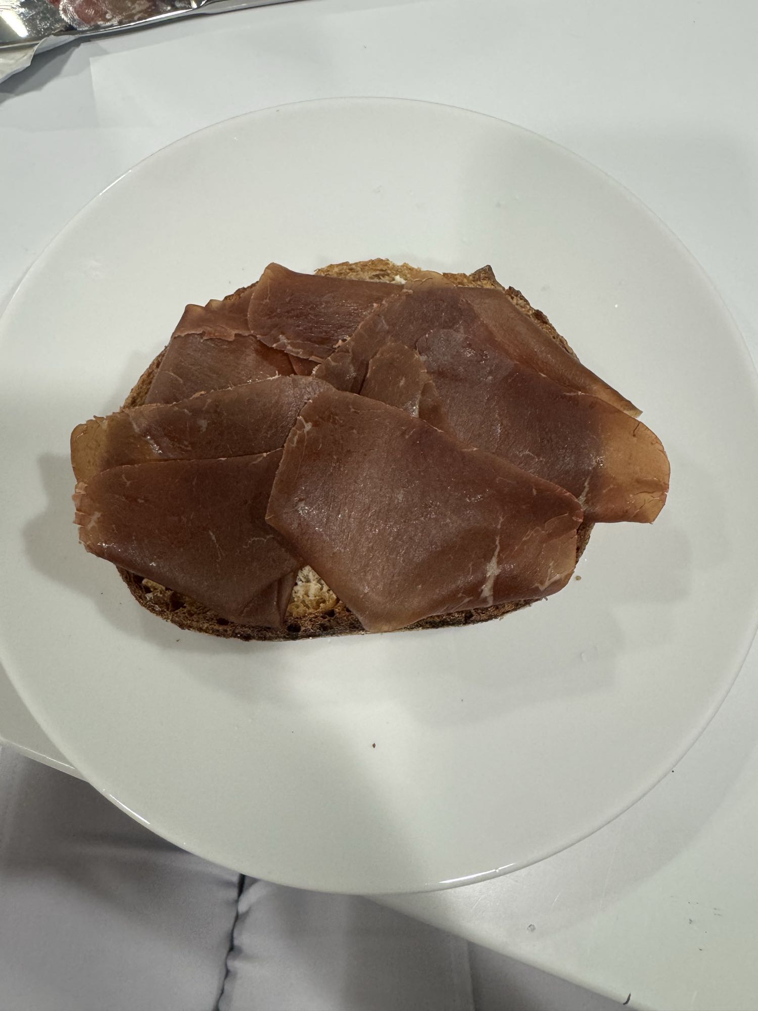 Bündnerteller Fleisch mit Vollkornbrott