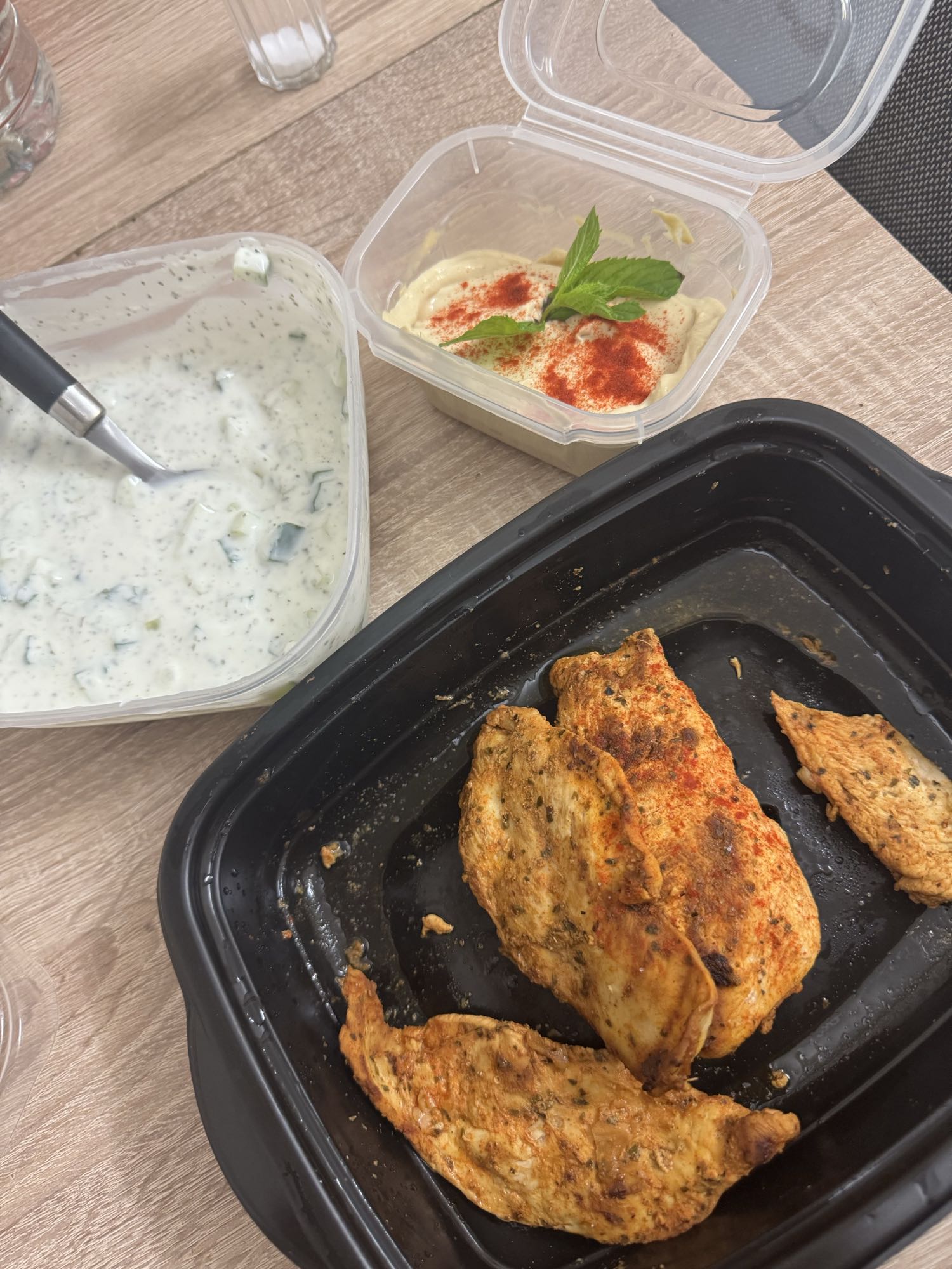 Gegrilltes Hähnchen mit Hummus