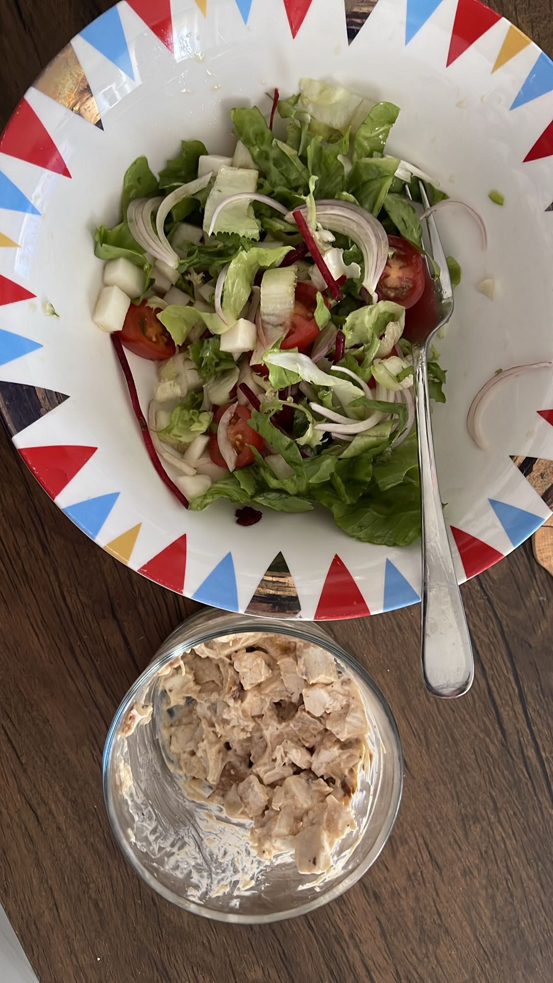 Salată cu pui și legume