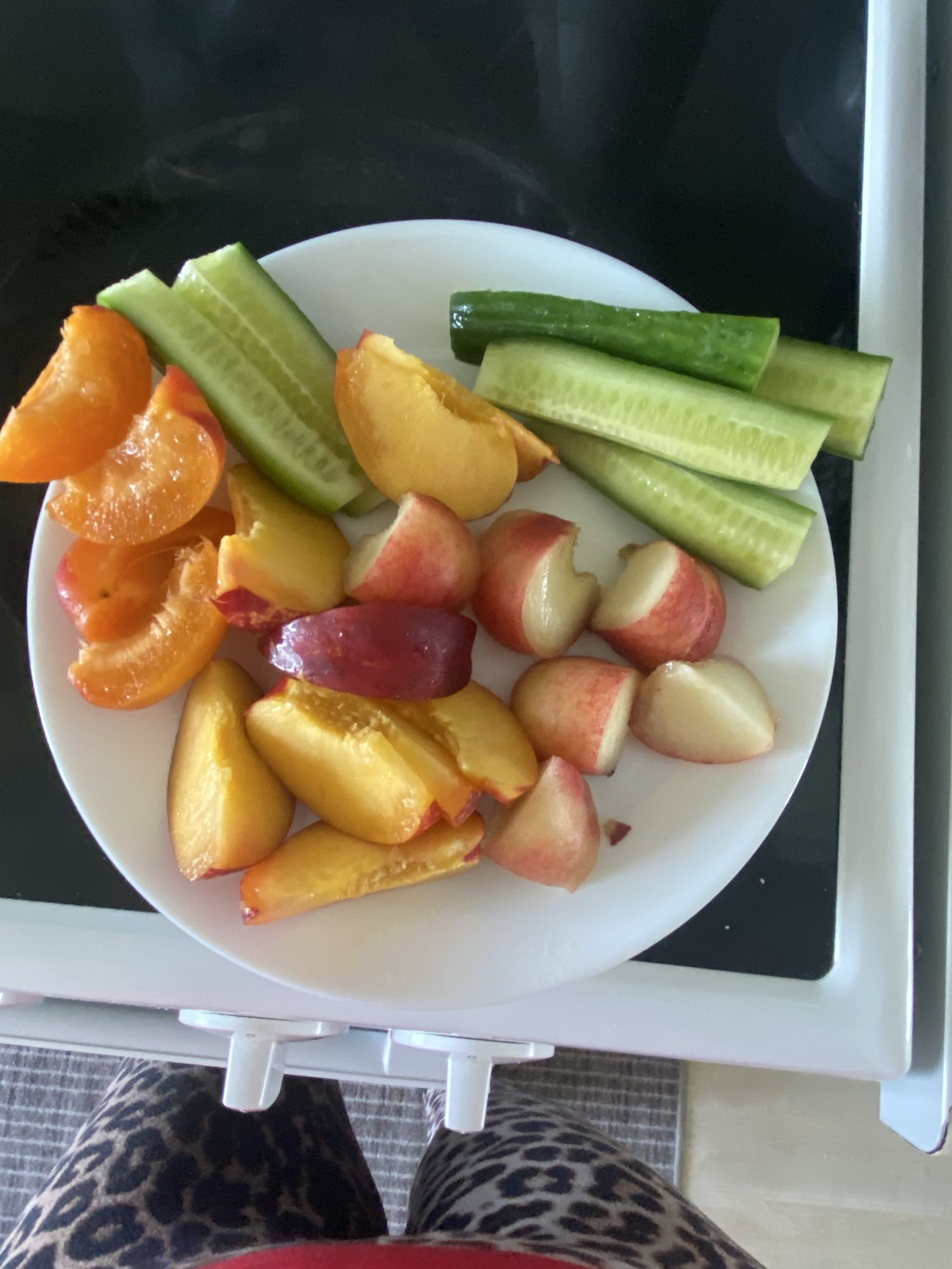 طبق فواكه وخيار