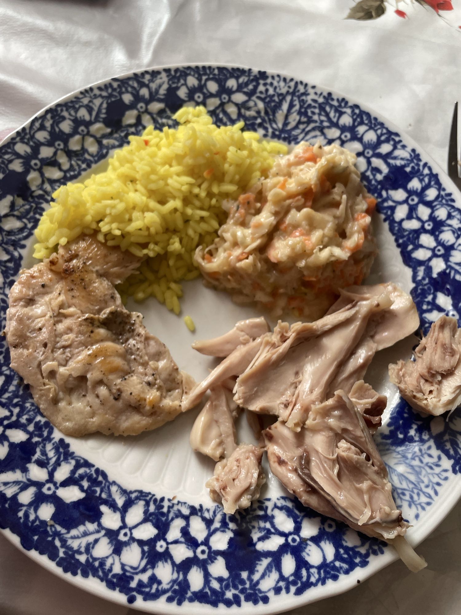 Salată cu piept de pui și pulpă de pui fiartă fără ulei