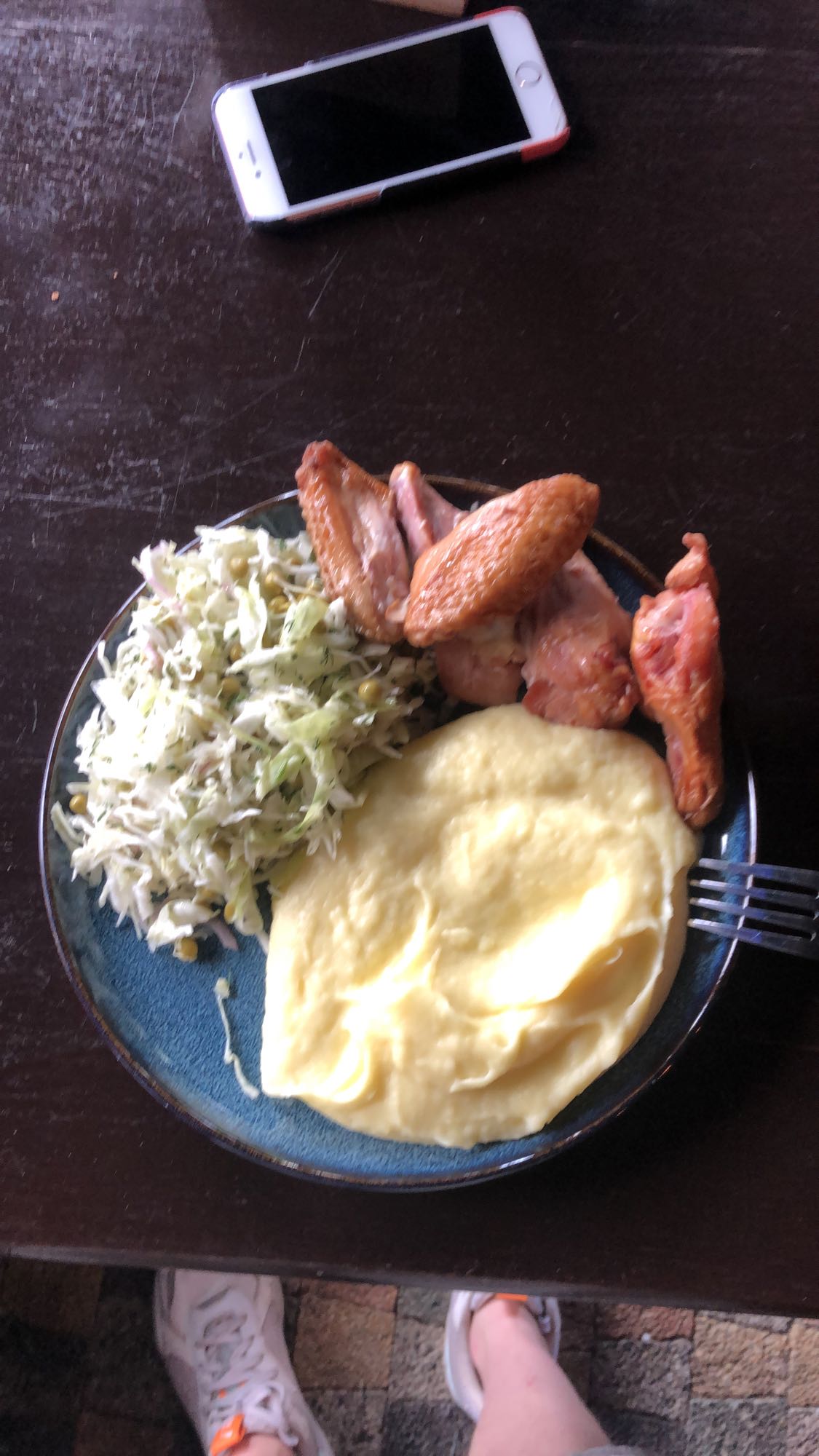 Курица с пюре и салатом