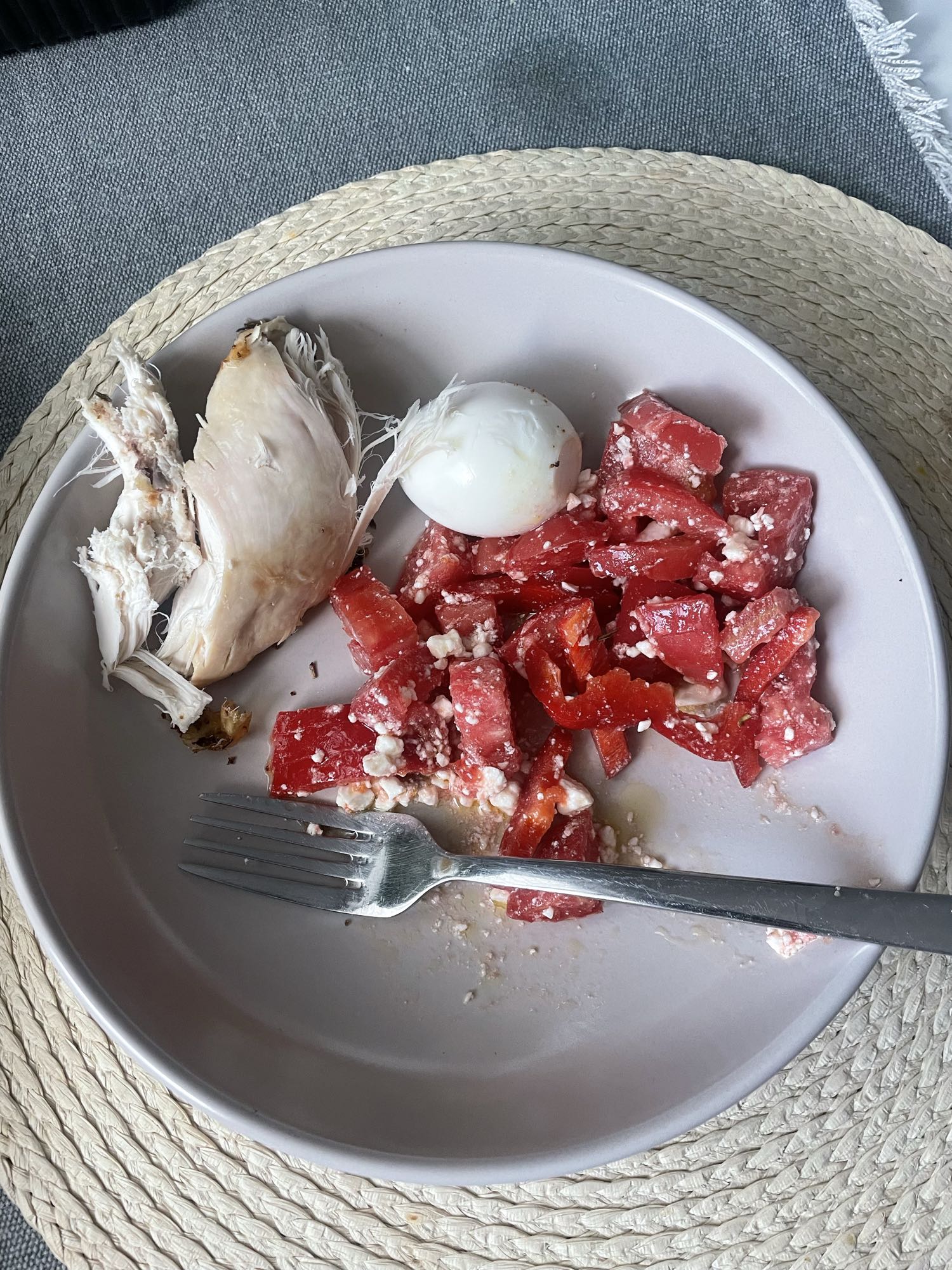 Pui cu ou și salată