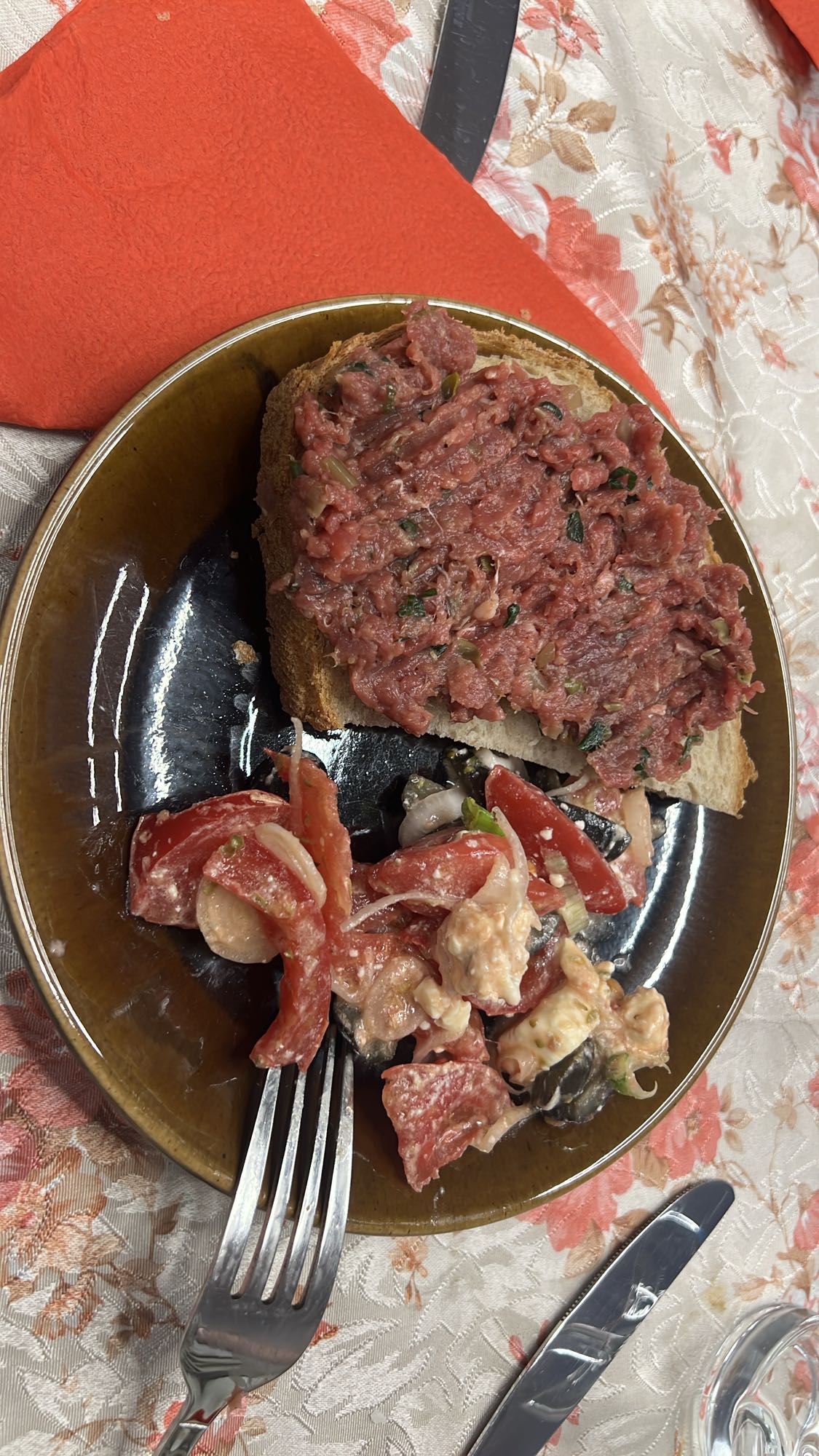 Pâine cu tartar și salată