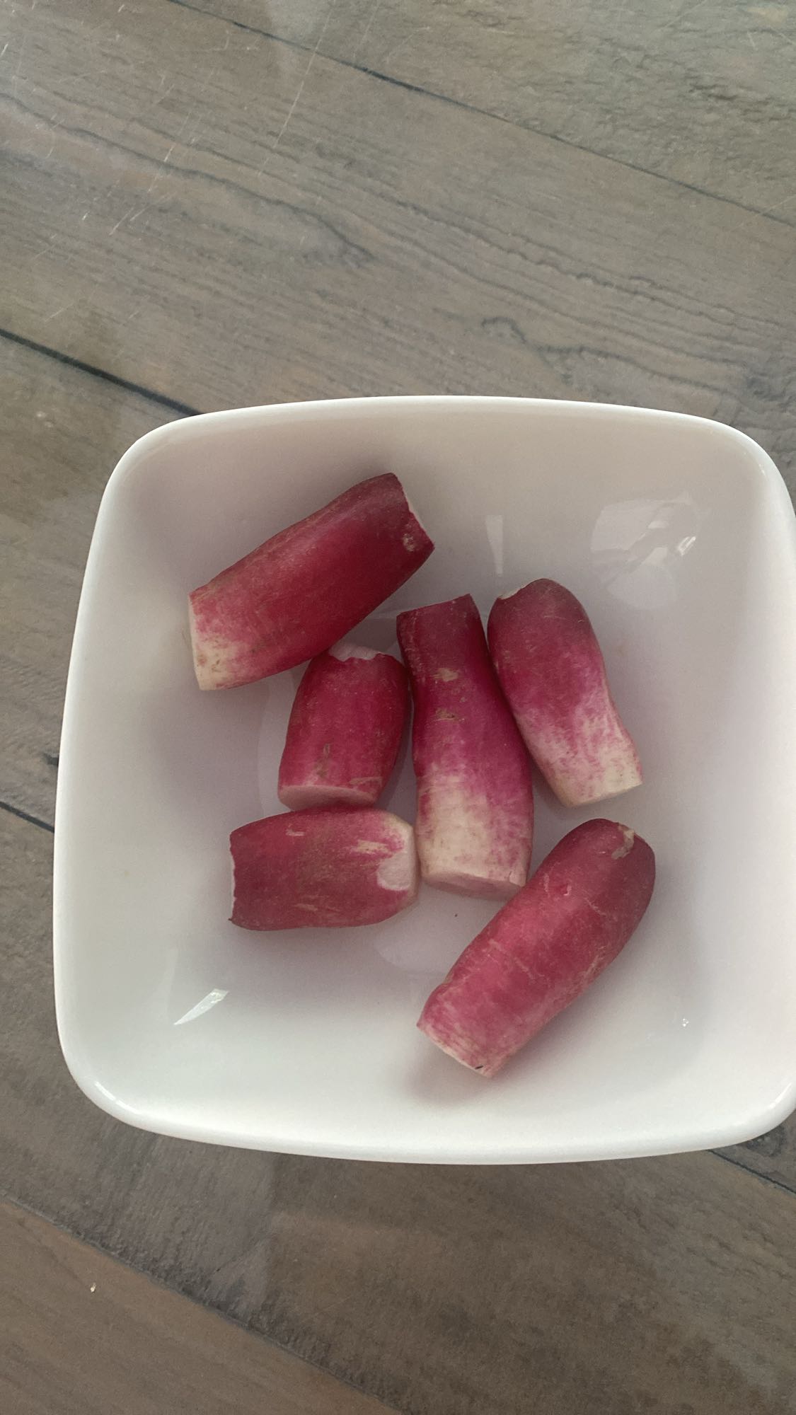 Radis frais en morceaux