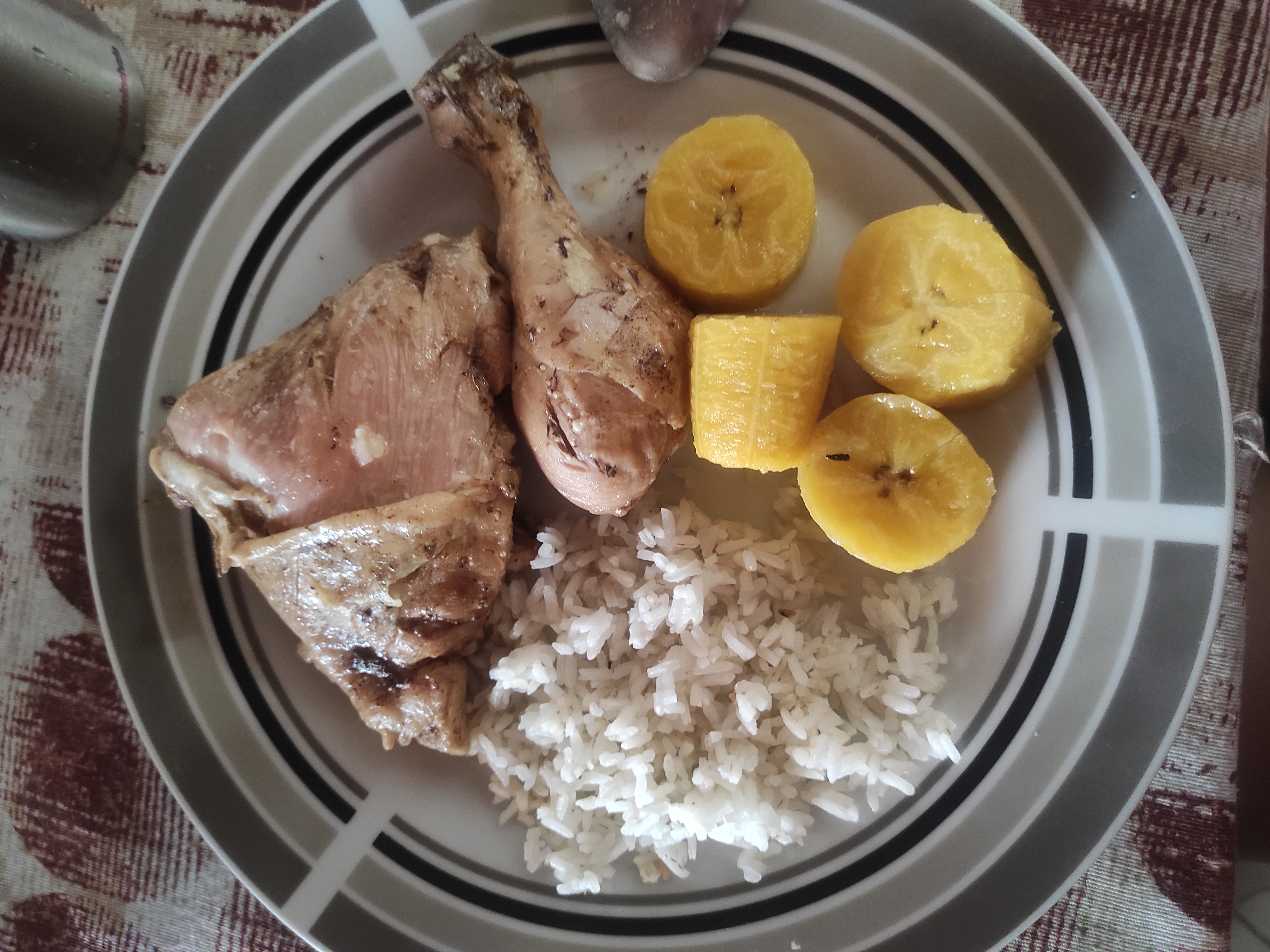 Pollo con arroz y plátano
