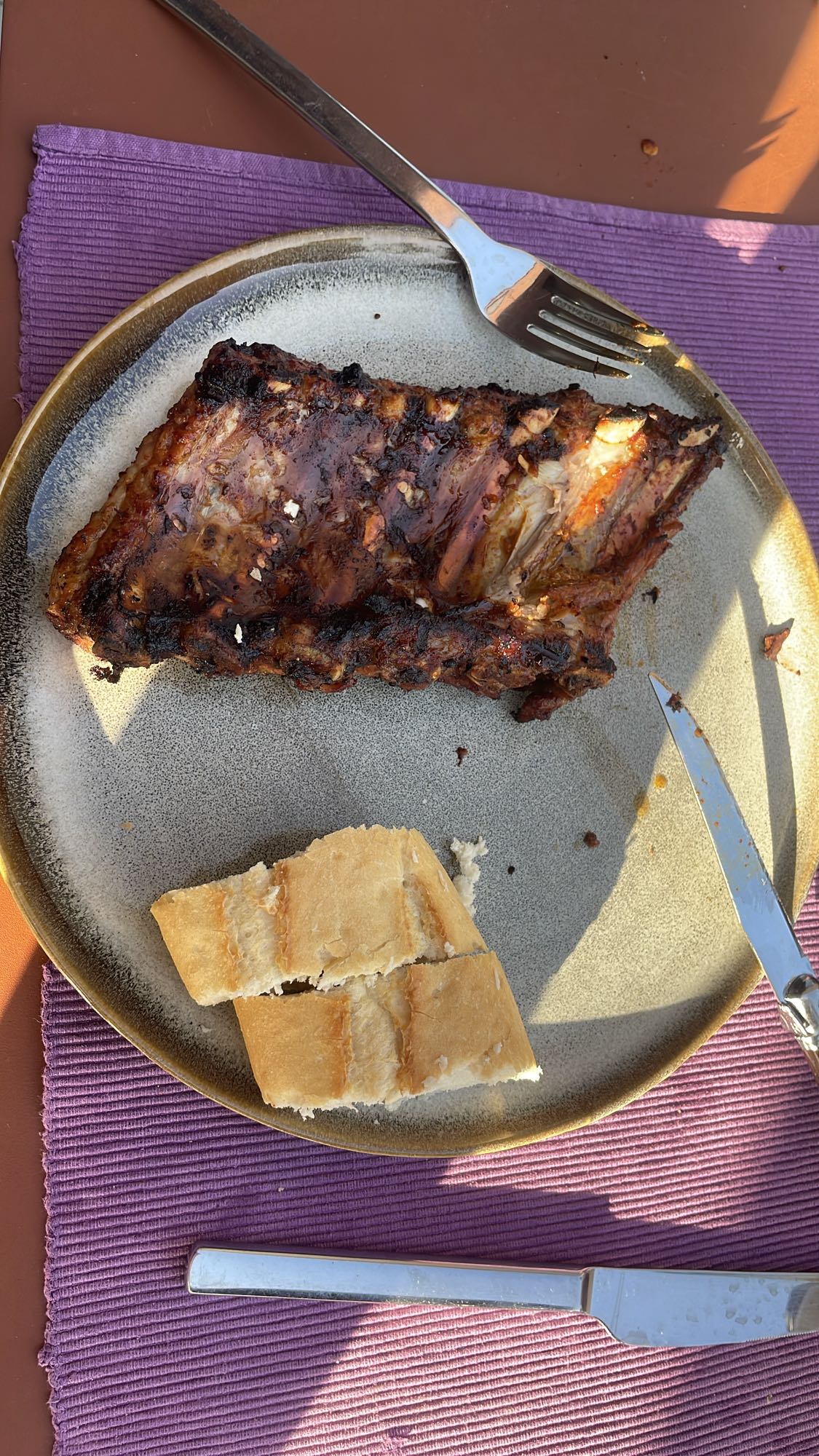 Spareribs met stokbrood