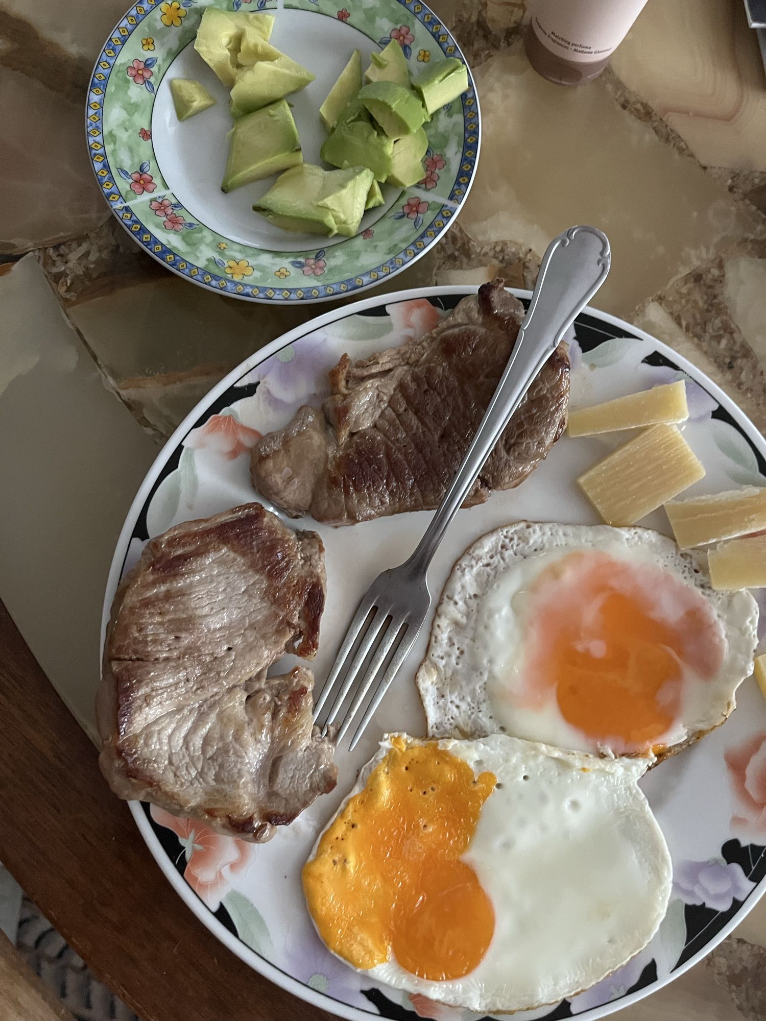 Desayuno con carne y huevo