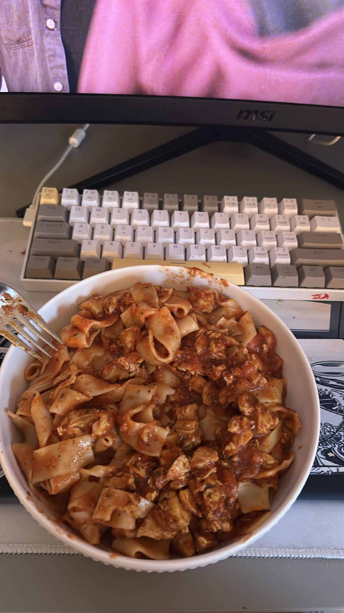 Makaron z kurczakiem i sosem pomidorowym