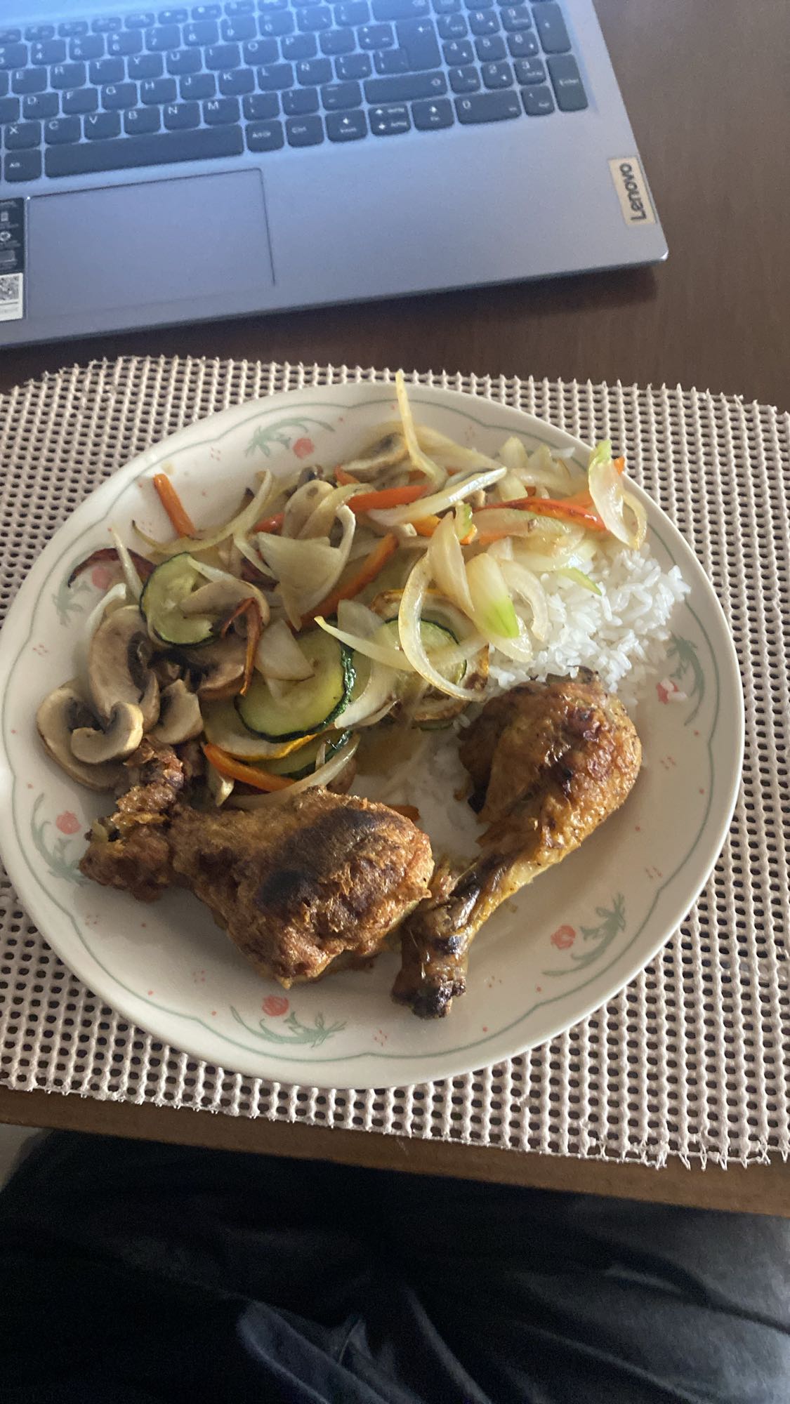 Pollo con arroz y verduras