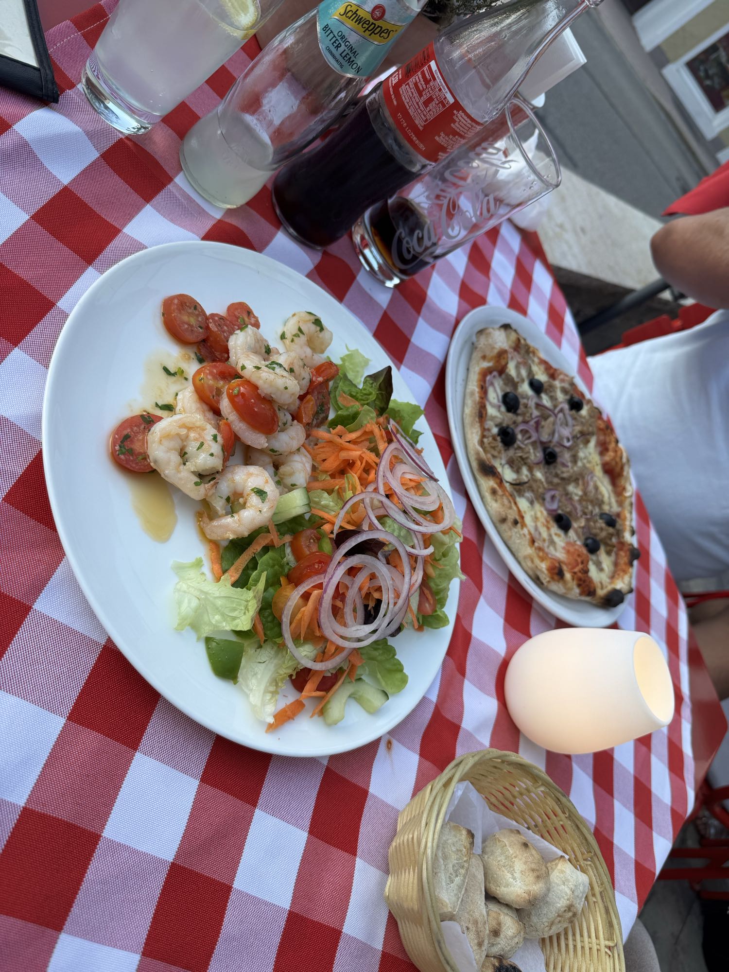 Salade crevettes et pizza