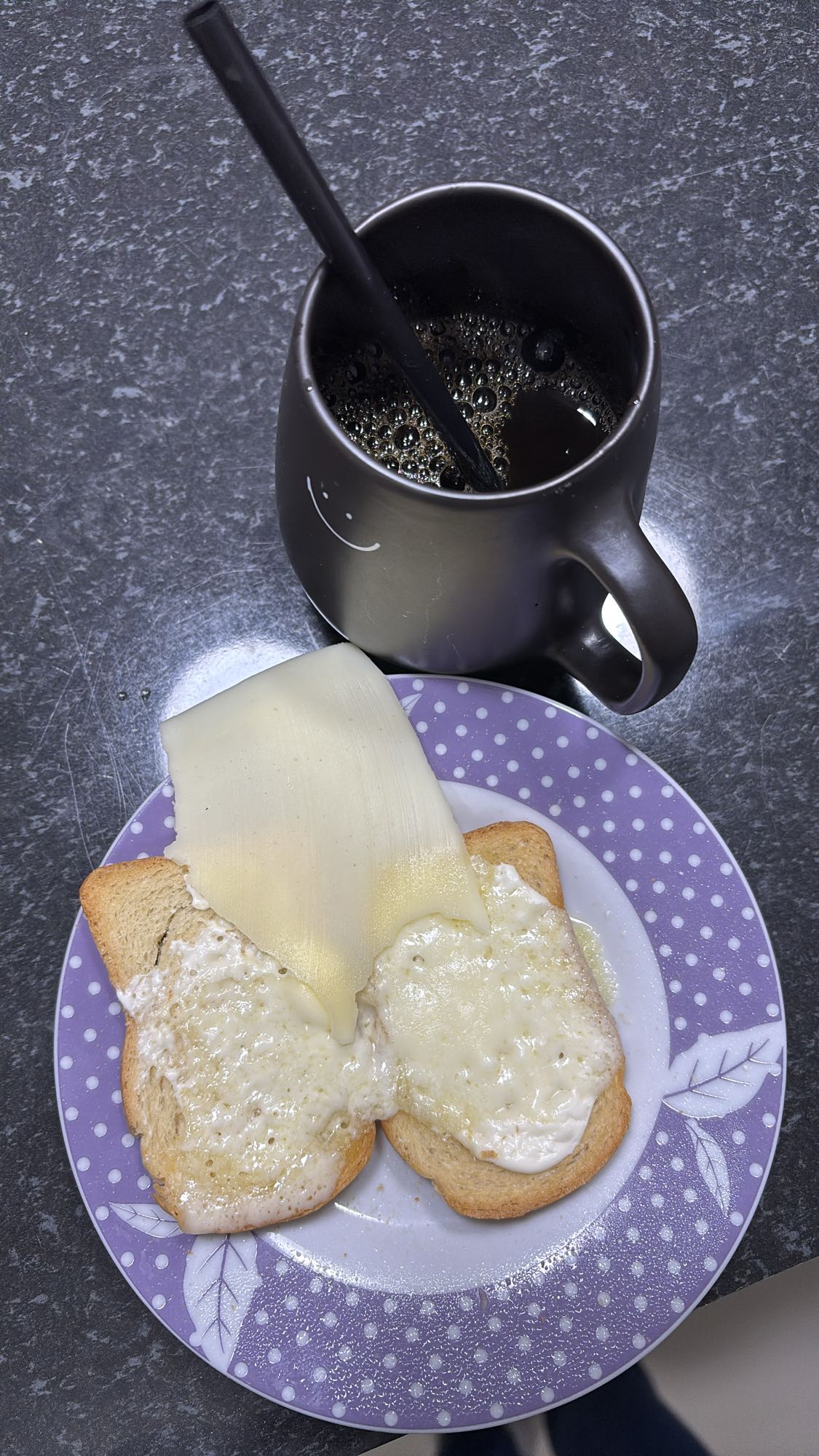 Pão com queijo e café