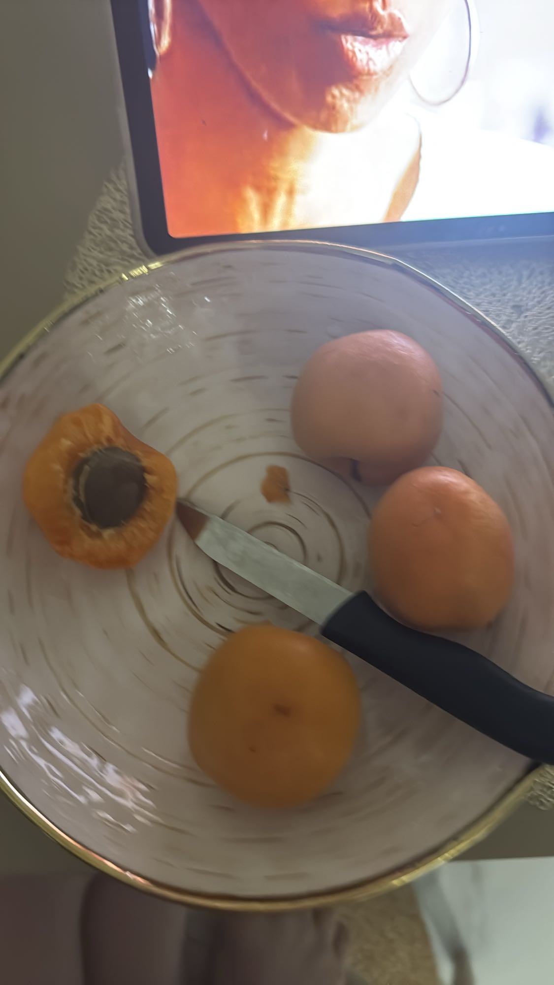 абрикосы в миске