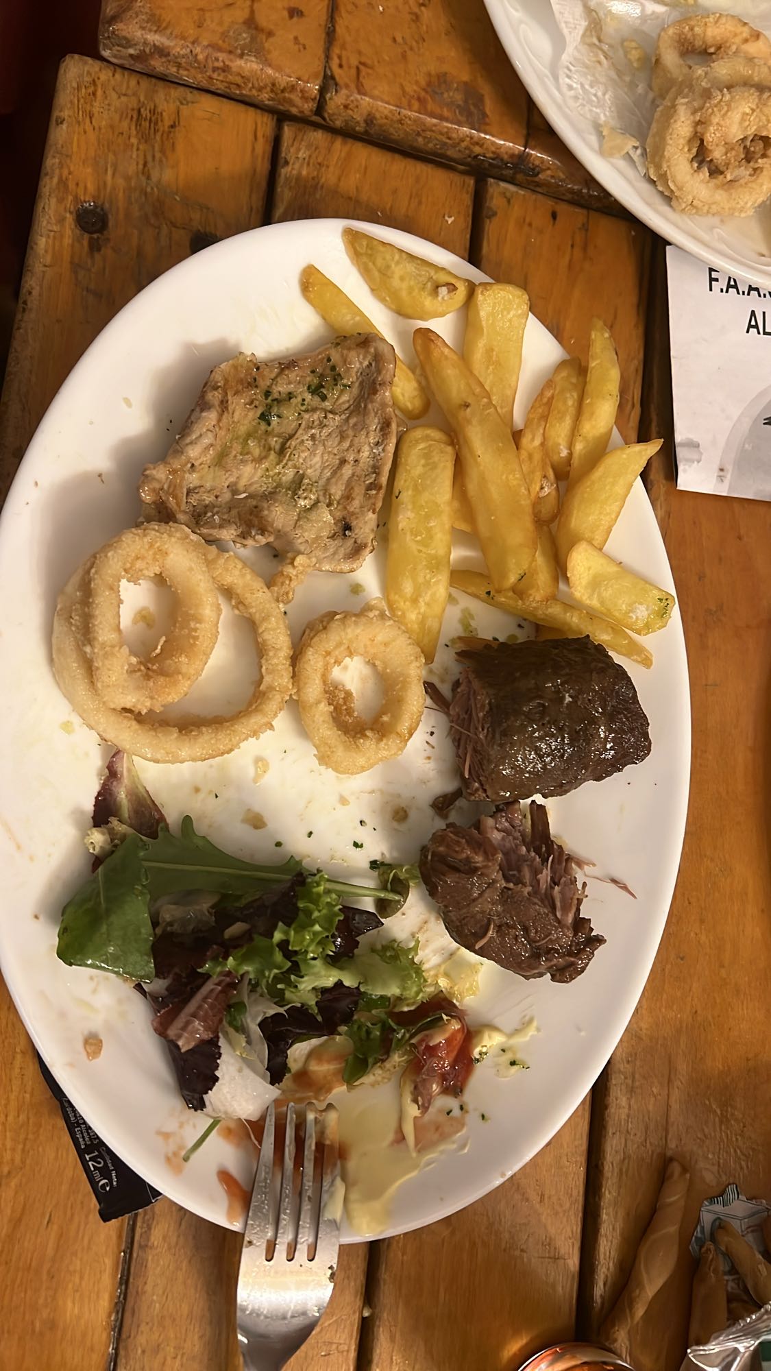 plato mixto con ensalada