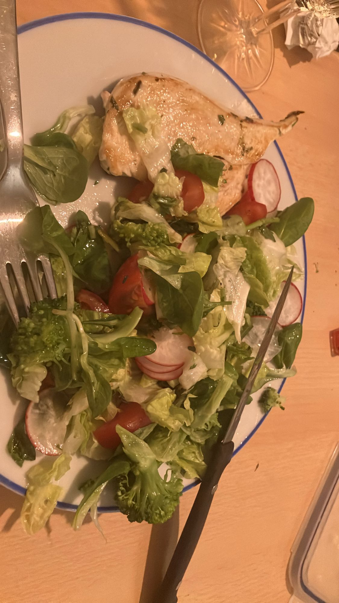 Frango com salada verde