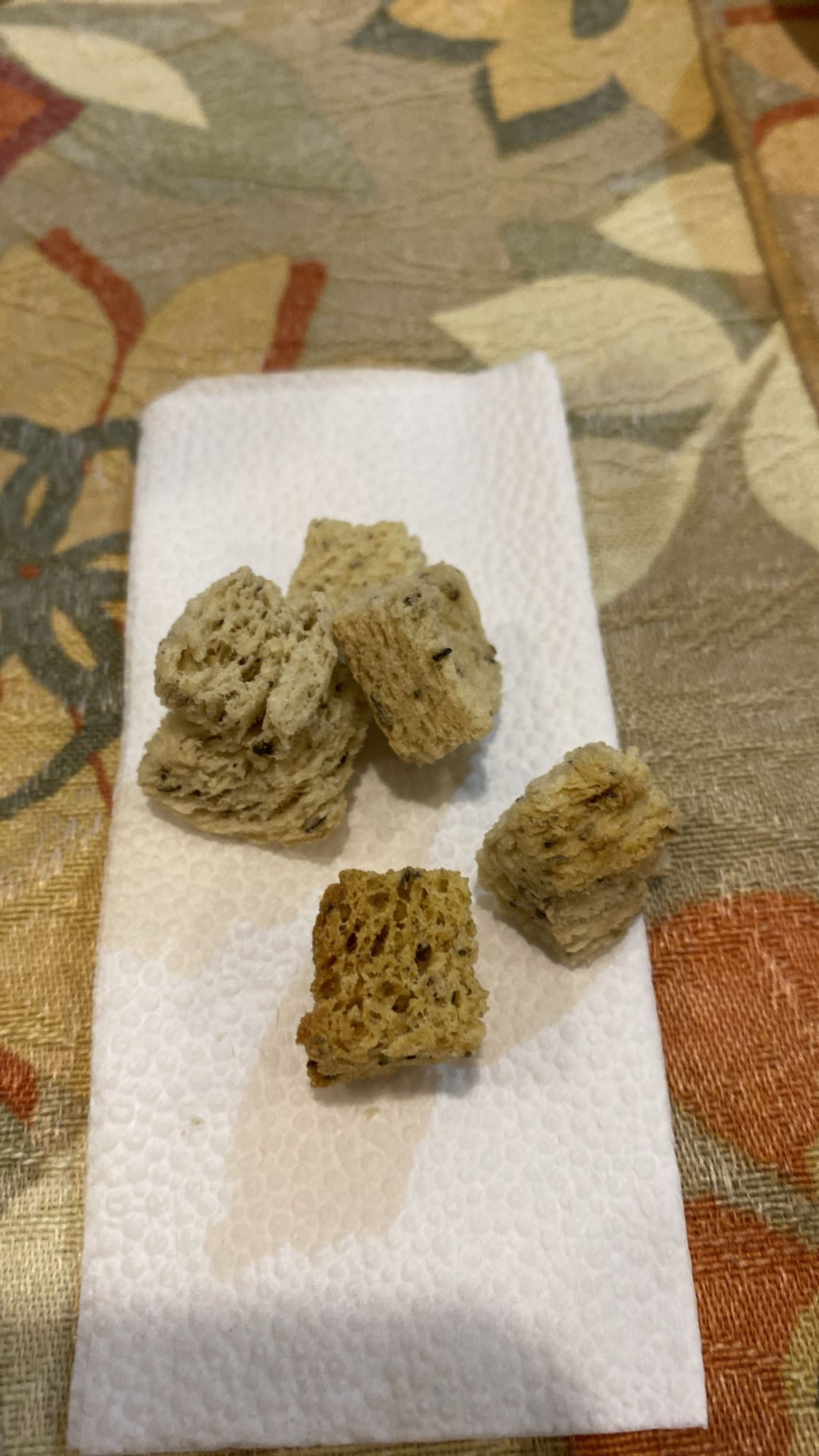 Cubos de pão torrado