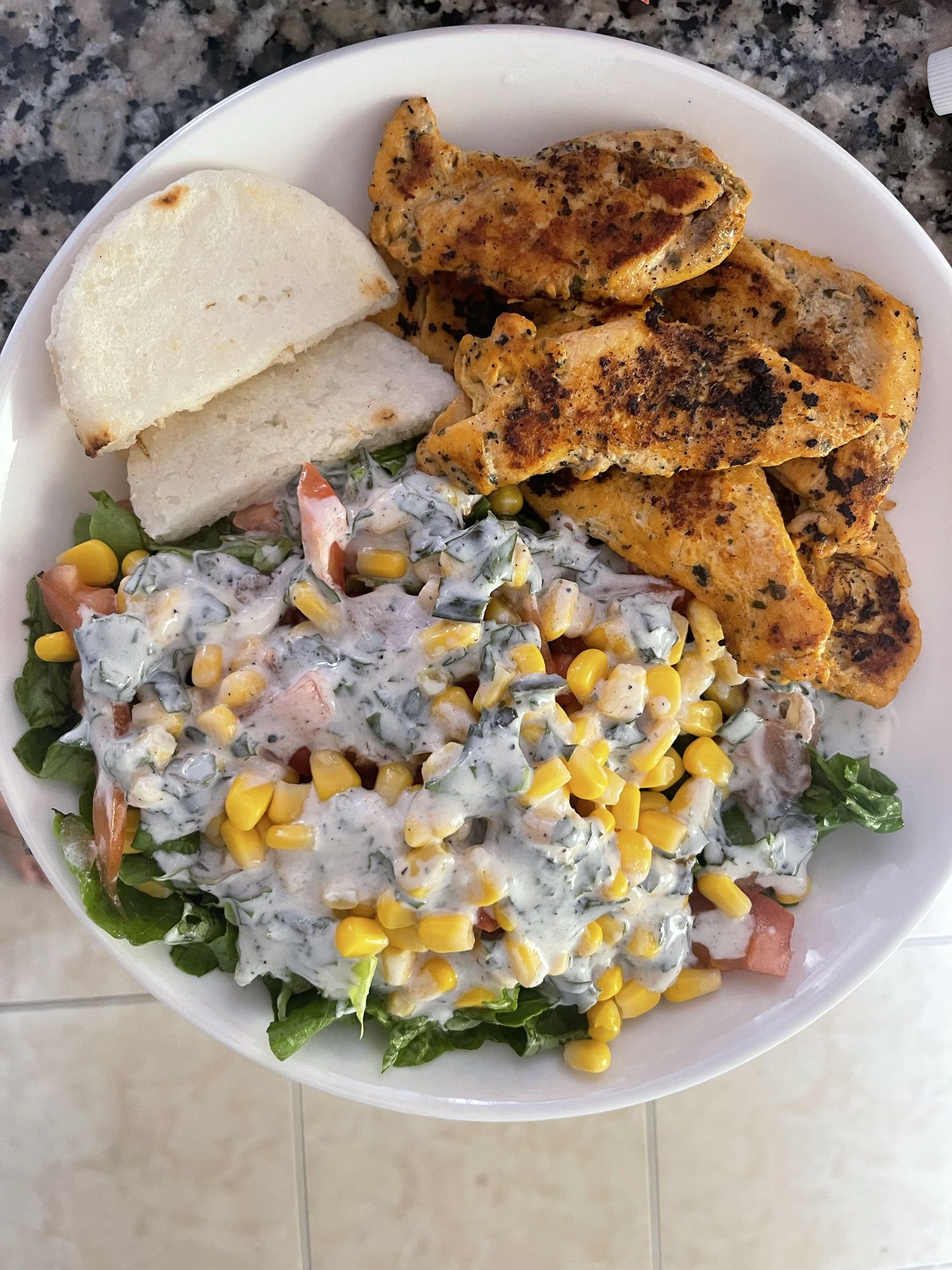 Ensalada con pollo y pan
