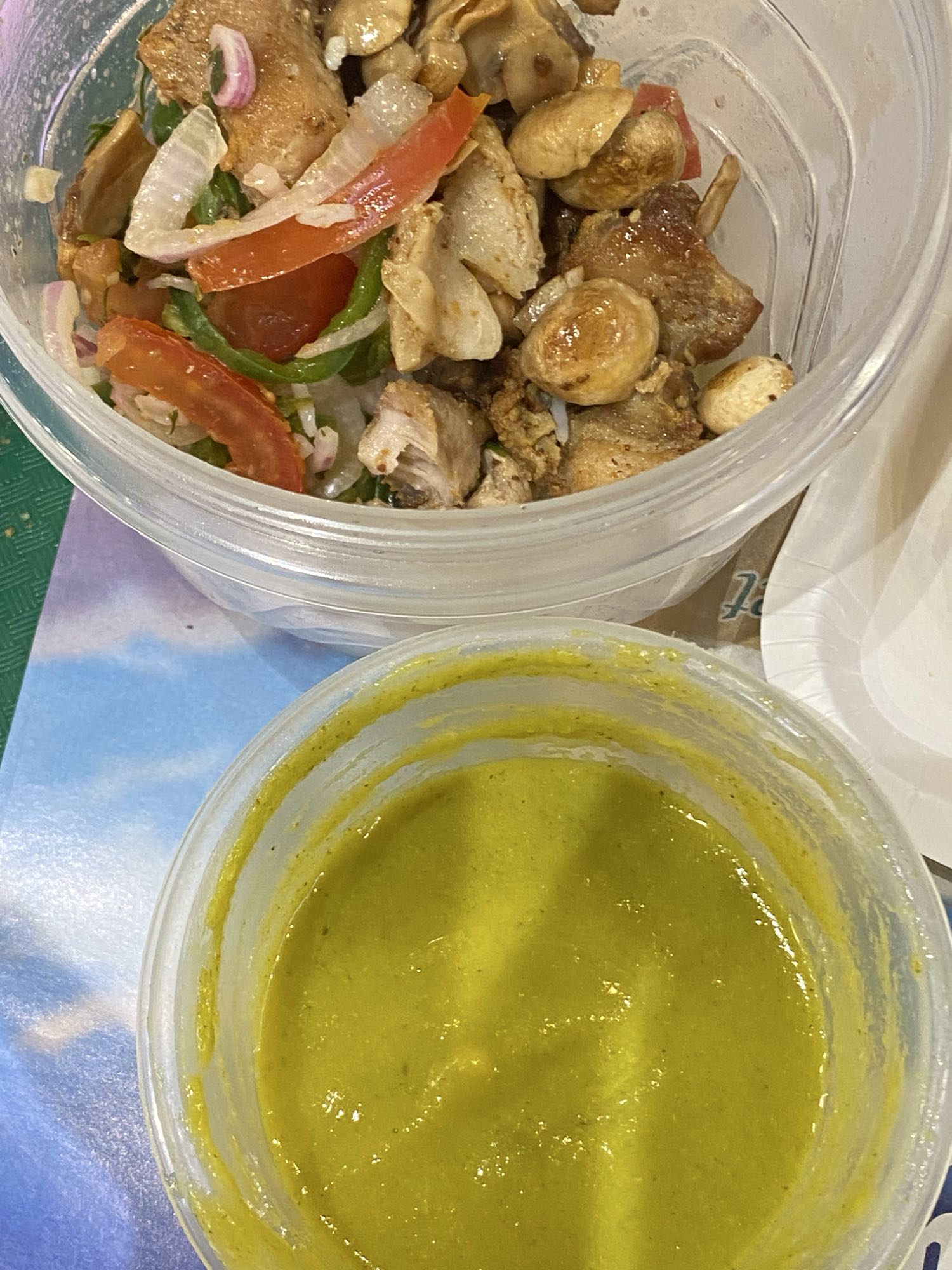 Pollo con ensalada y sopa