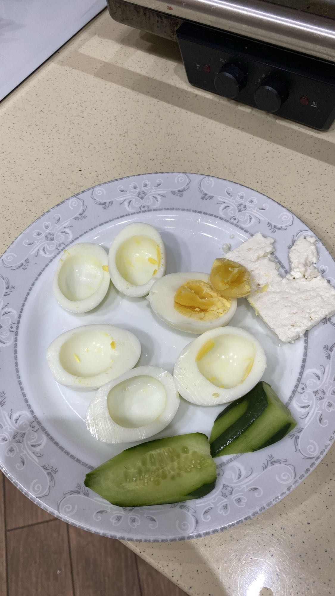 Яйца с сыром и огурцом