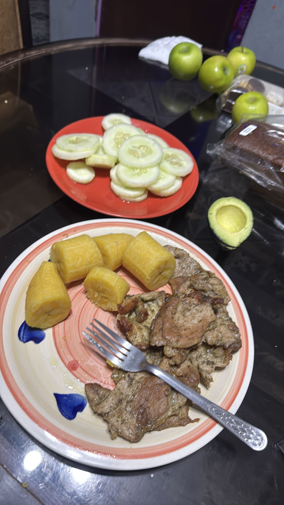 cerdo con plátano y ensalada