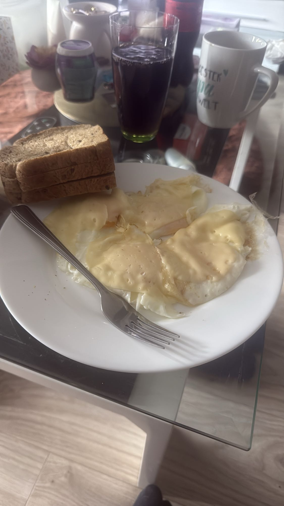 Jajka sadzone z serem i chlebem