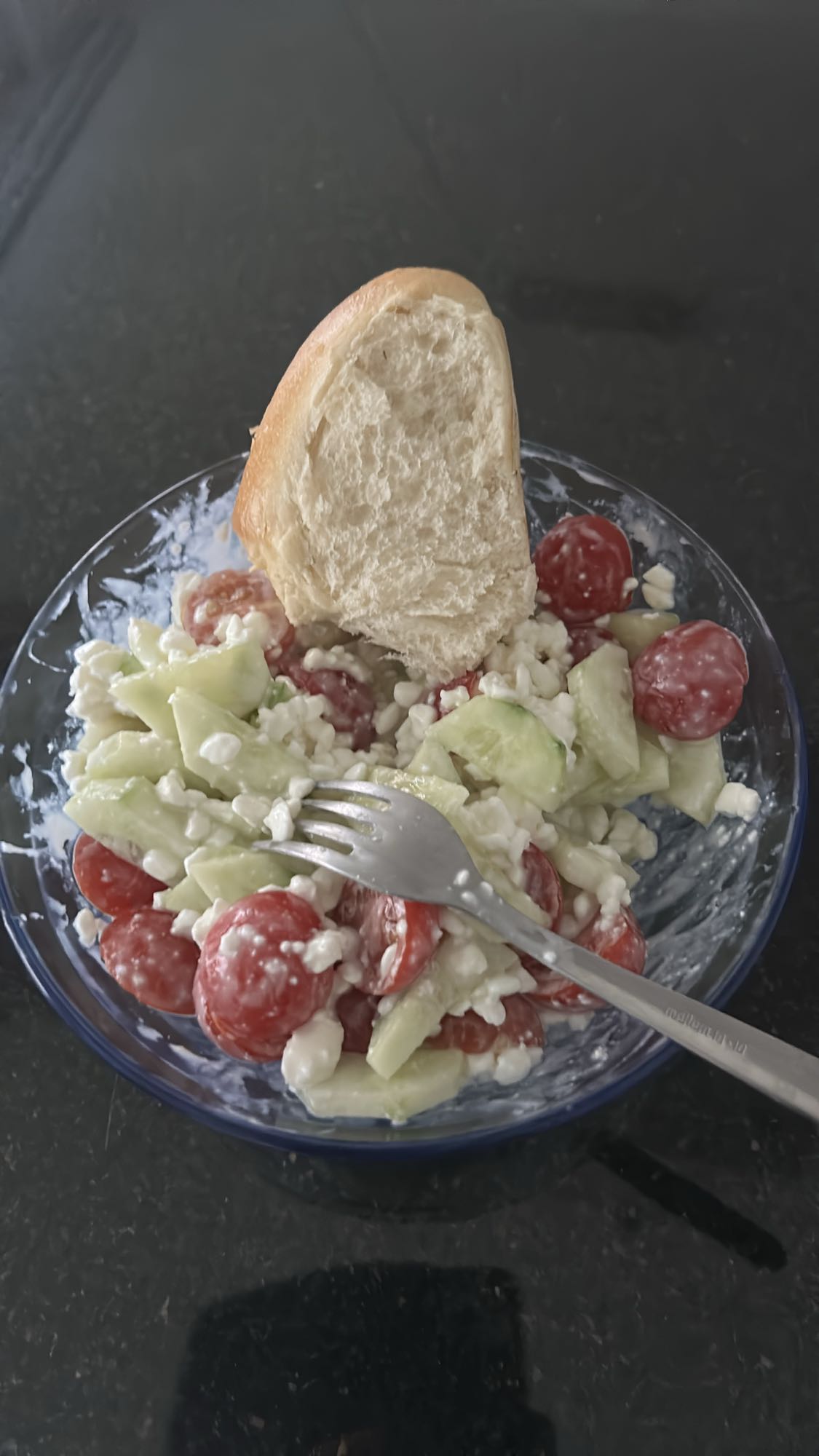 Komkommer tomaat salade