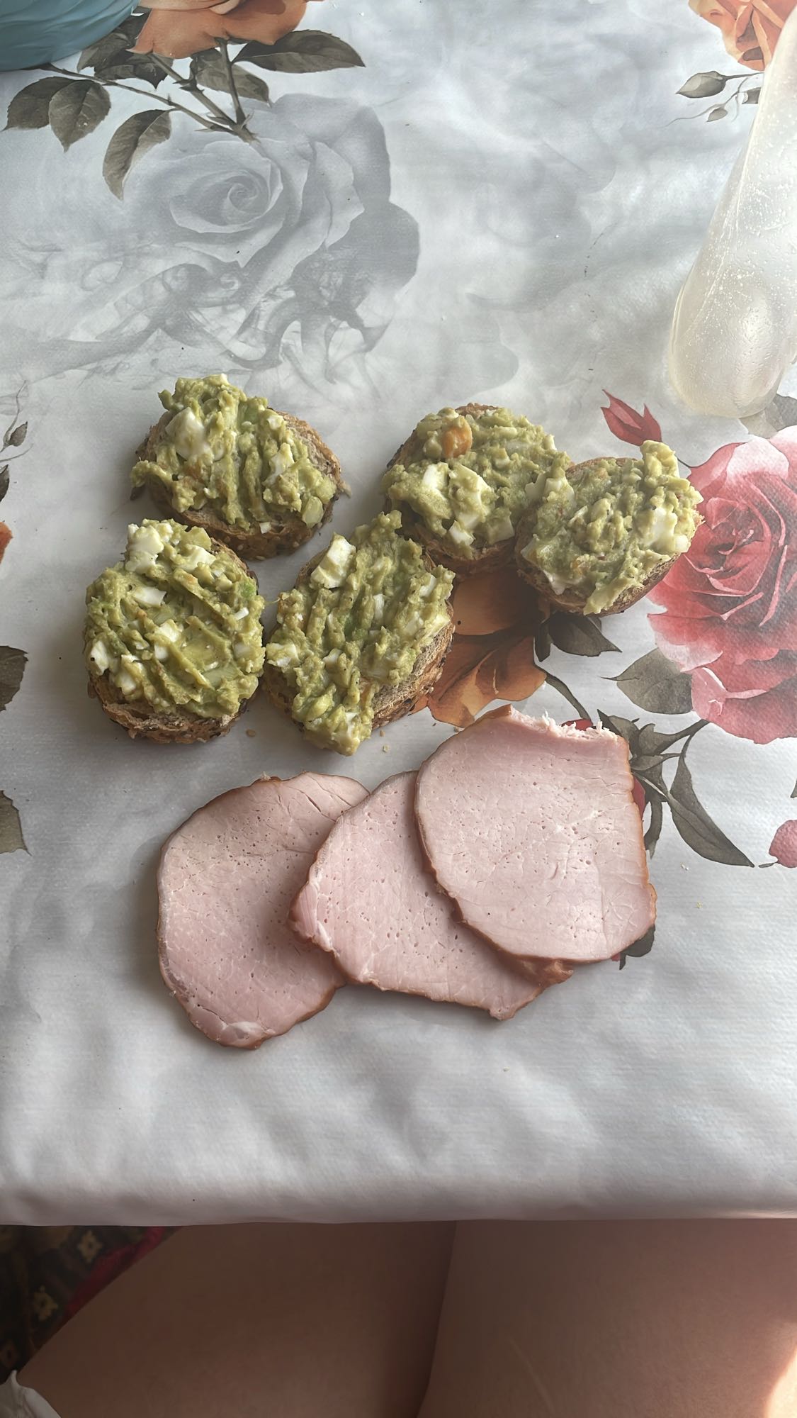 Pâine cu avocado și șuncă