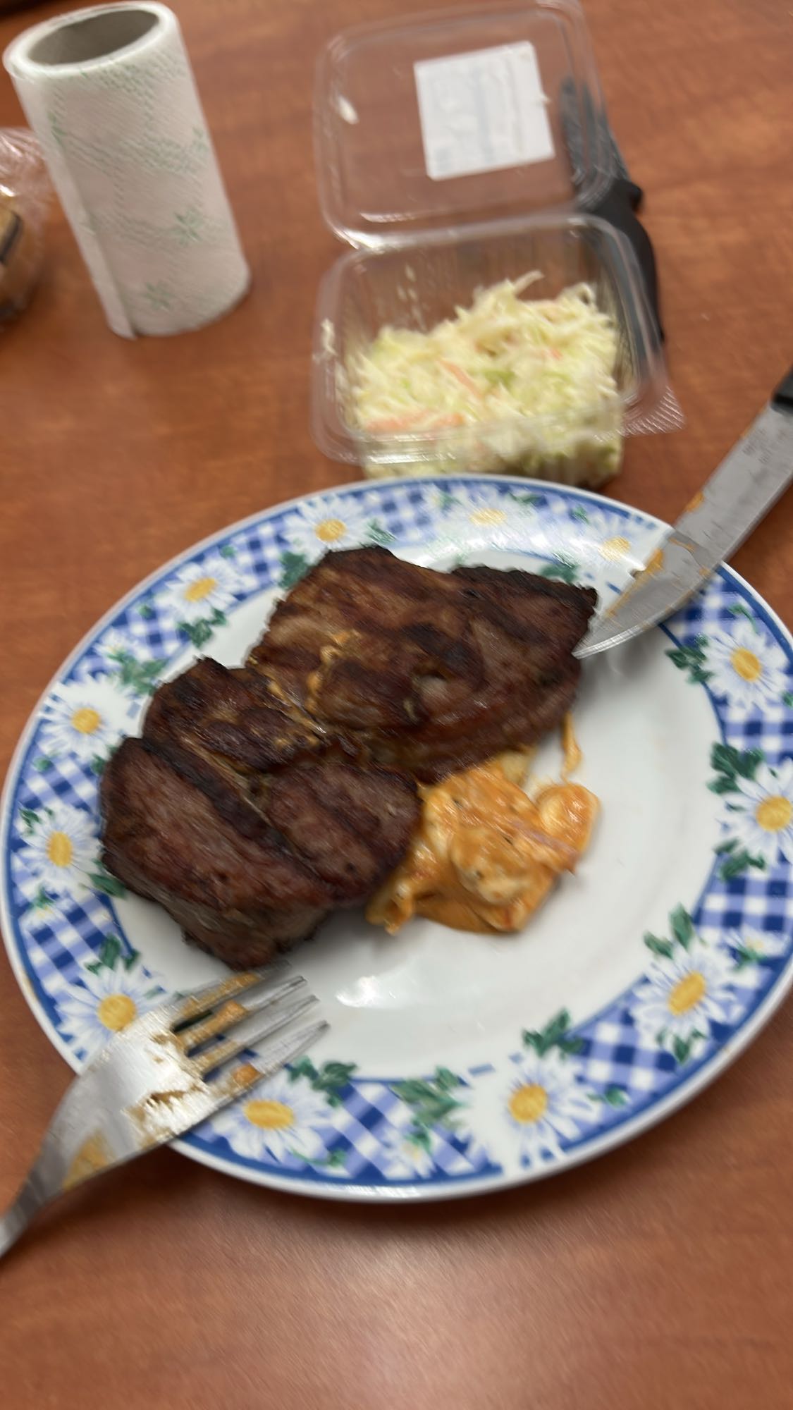 Friptură cu salată coleslaw