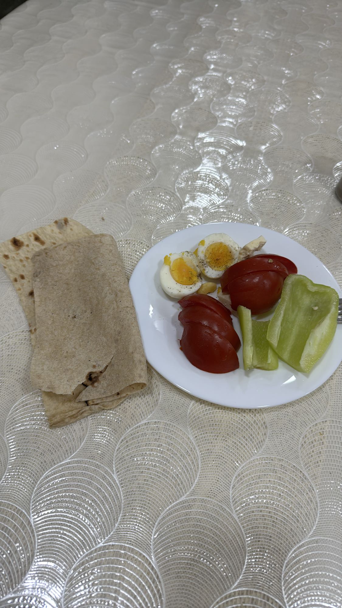 яйца с овощами и лепешкой