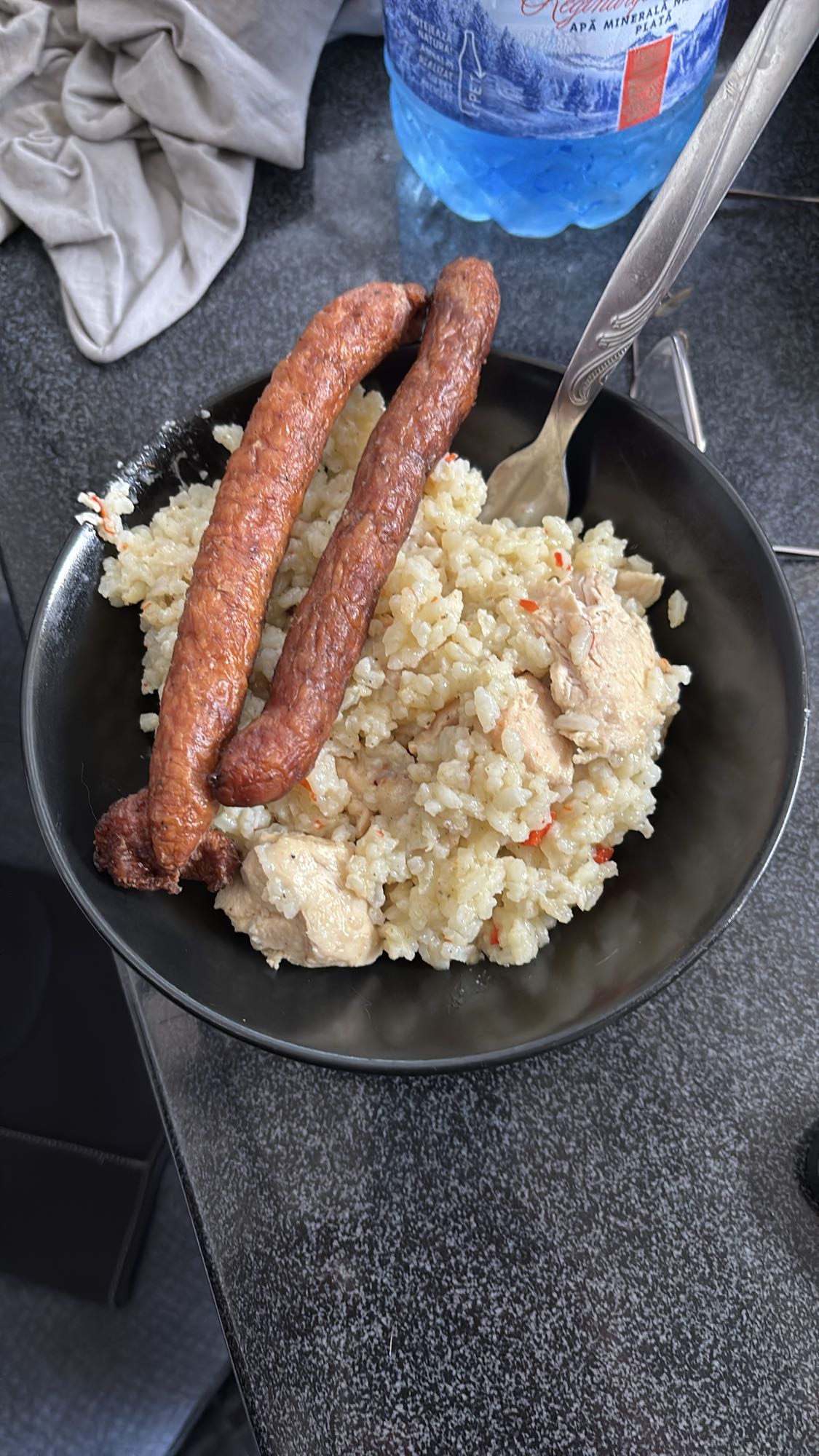 Orez cu cârnați și pui