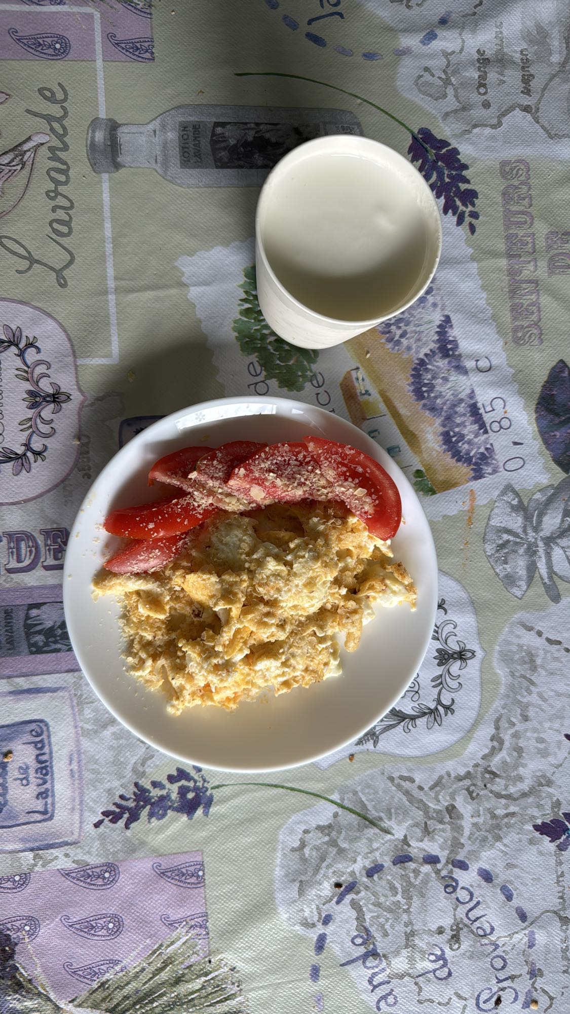 Mic dejun cu ouă și roșii