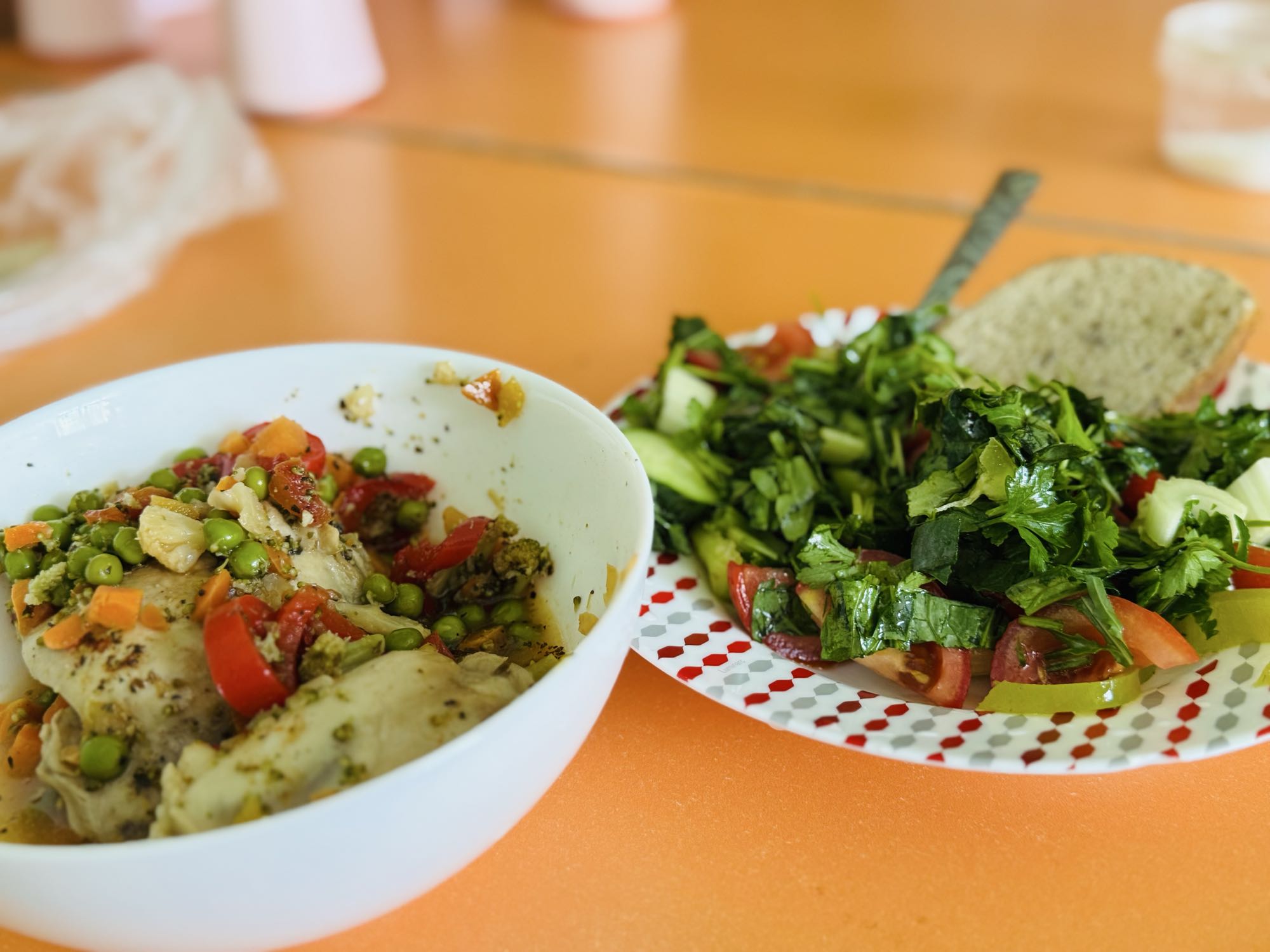 Pui cu legume și salată