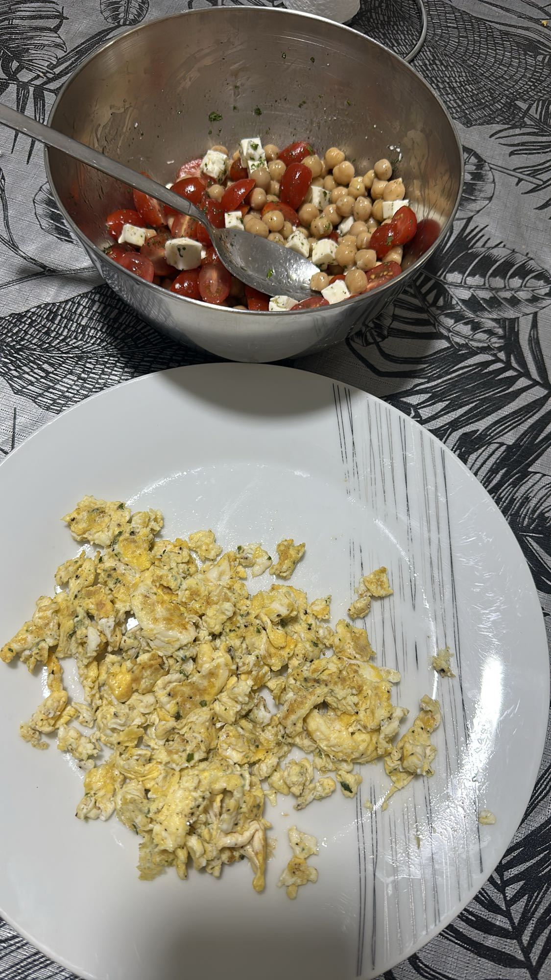 Oeufs brouillés et salade