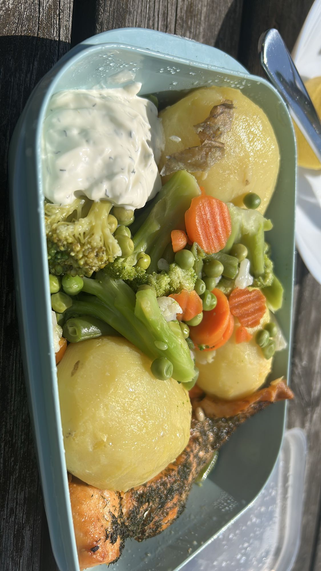 Lax med potatis, sås och kaffe