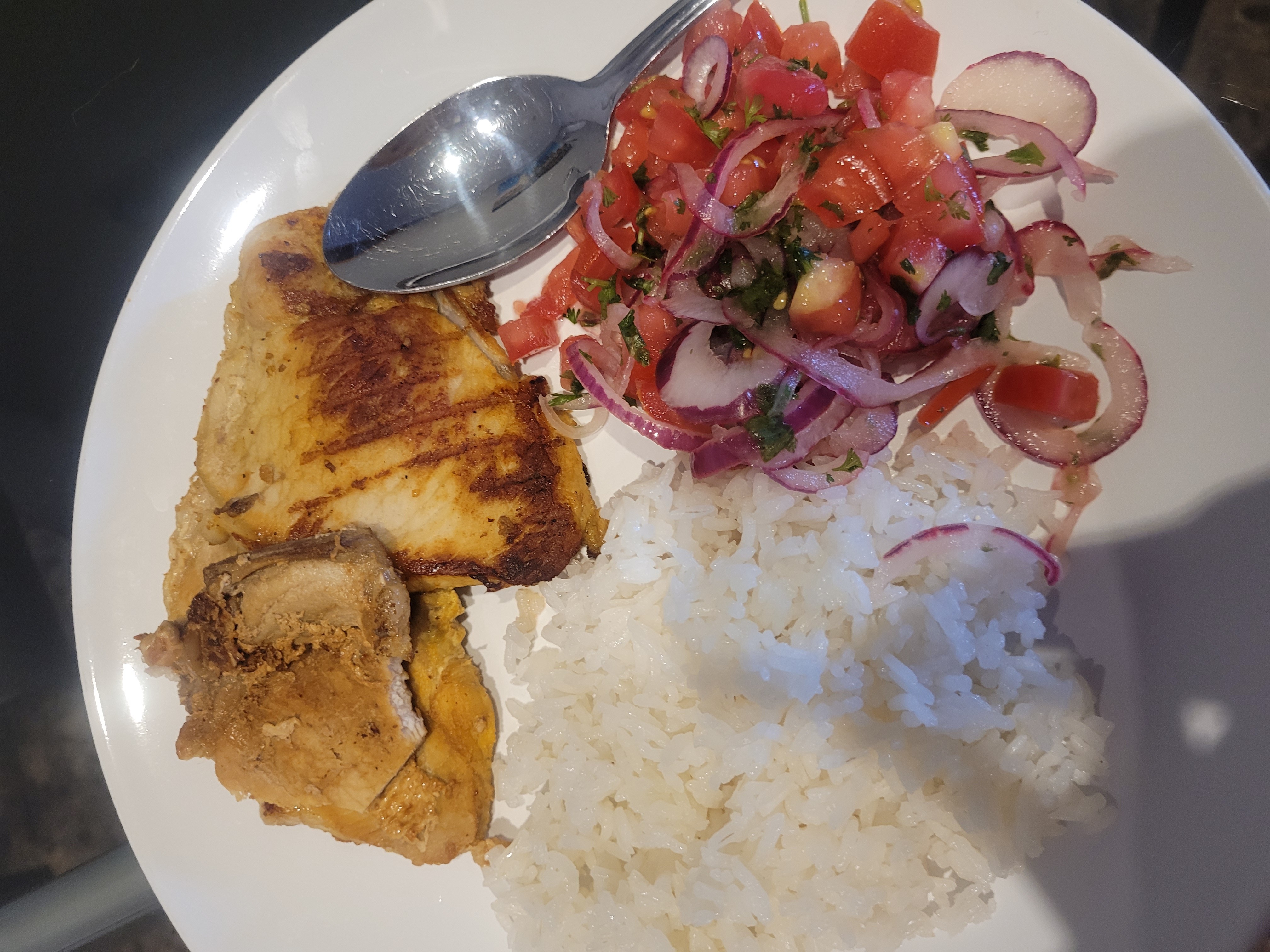 Pescado con arroz y ensalada