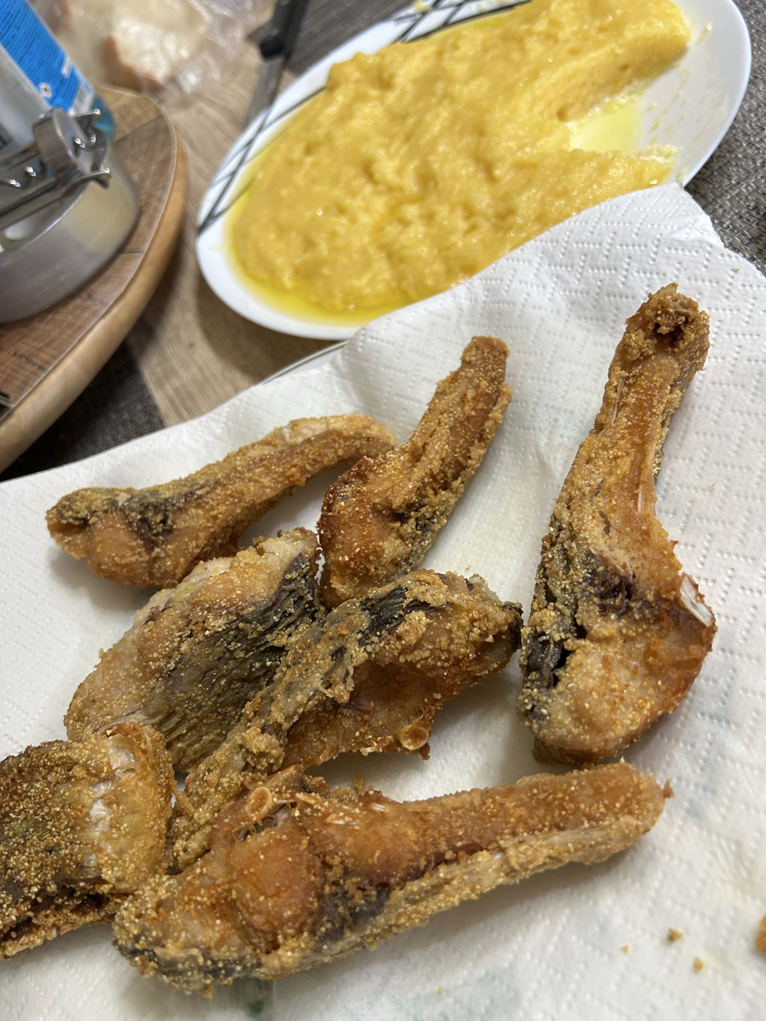 Pește prăjit cu mămăligă