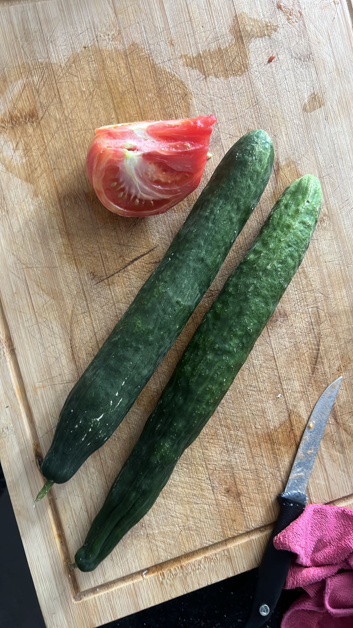 Pepino y tomate fresco