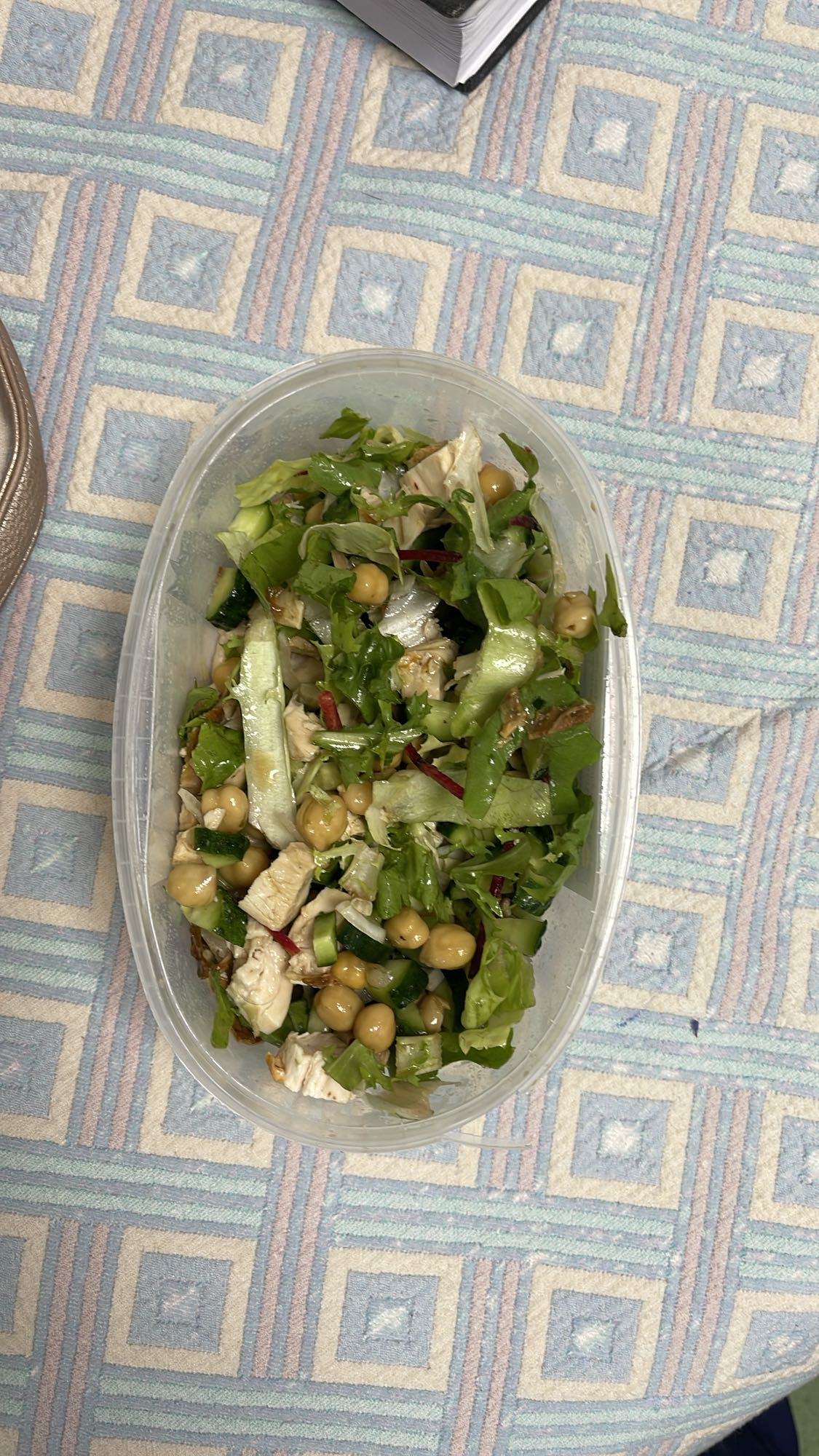 Salată cu pui și năut