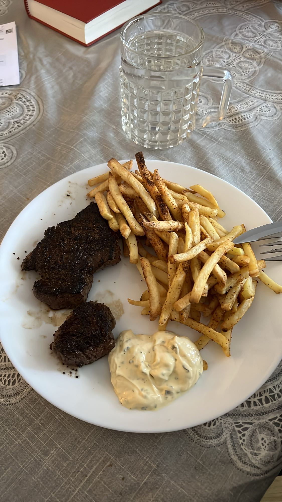 Biff med pommes och sås