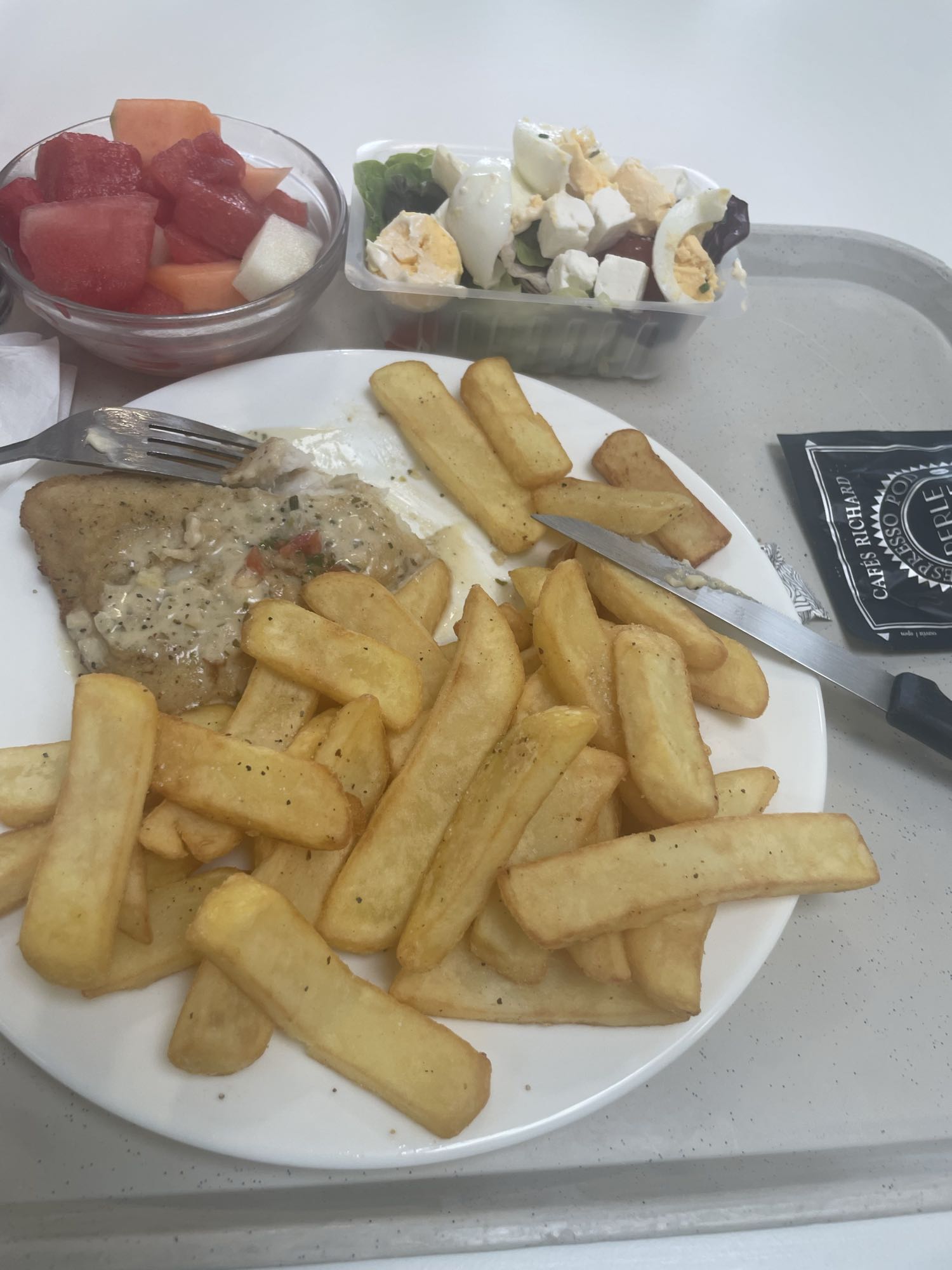 Poisson sauce, frites, salade