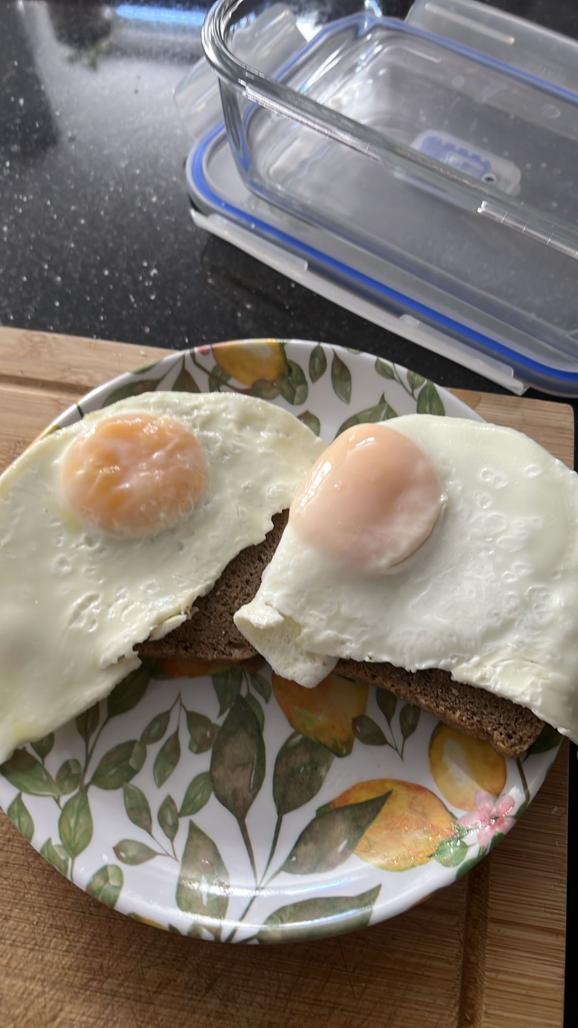 Huevos a la plancha con pan integral