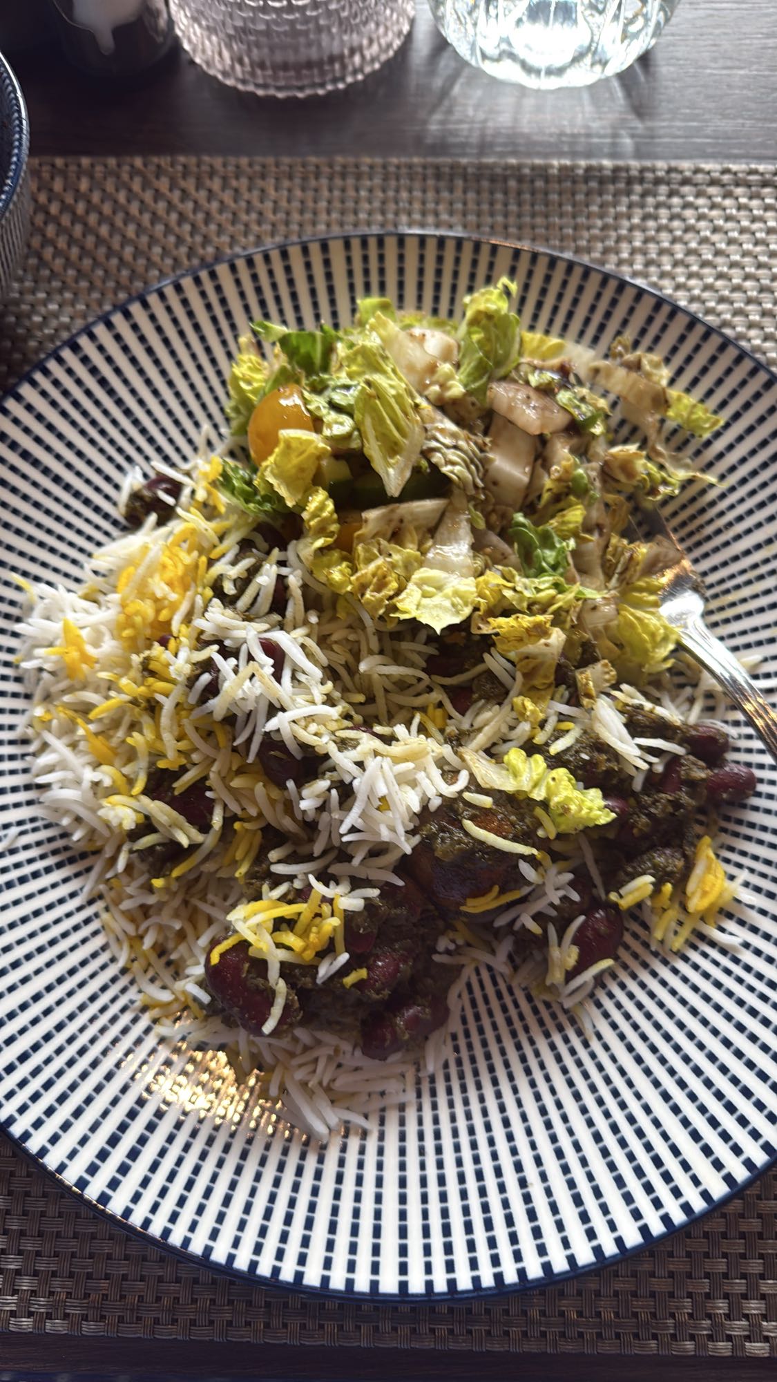 Ghormeh sabzi met rijst en salade