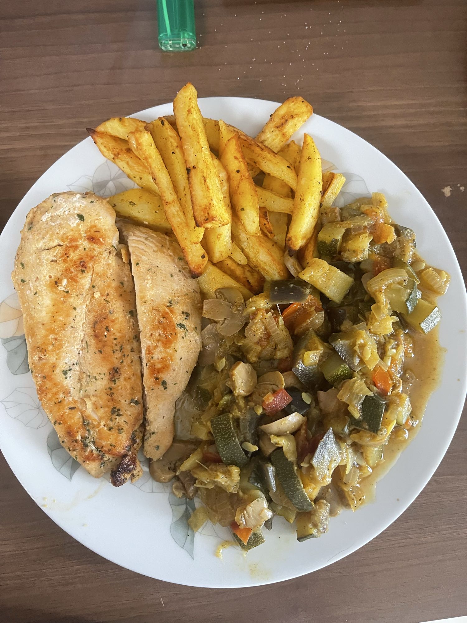 Poulet, frites et légumes