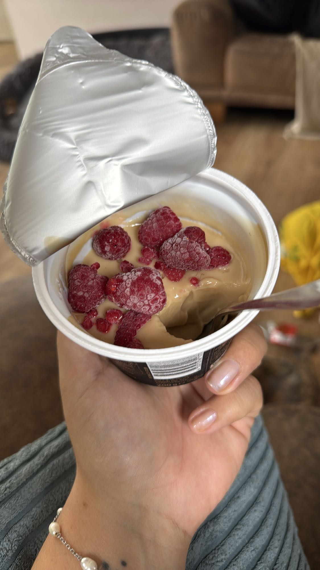 Karamellpudding mit Himbeeren